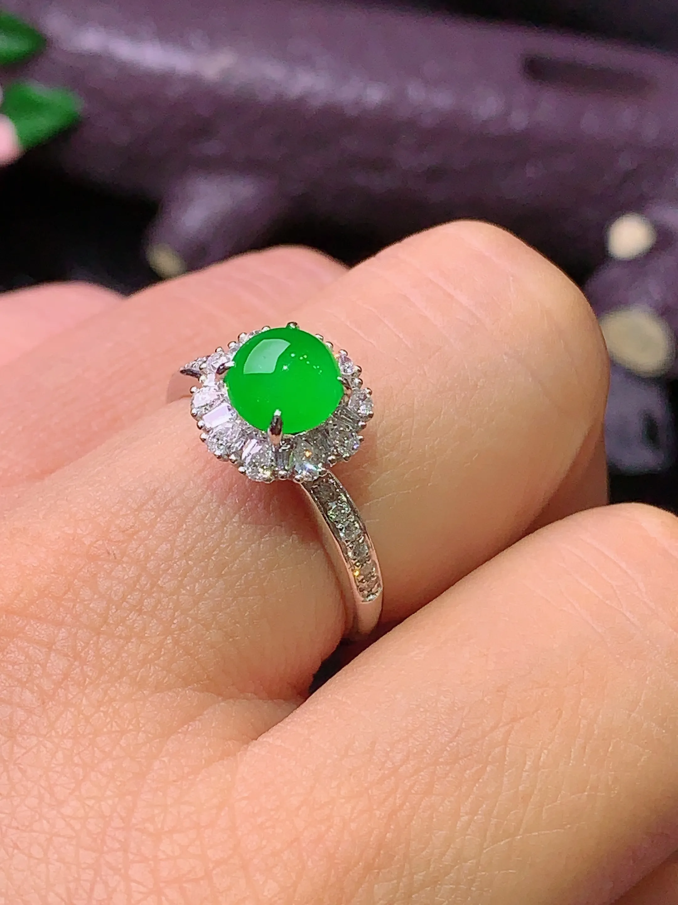 18k金钻镶嵌满绿蛋面戒指 玉质细腻 色泽清新艳丽 圈口14 整体尺寸10.2*9.2