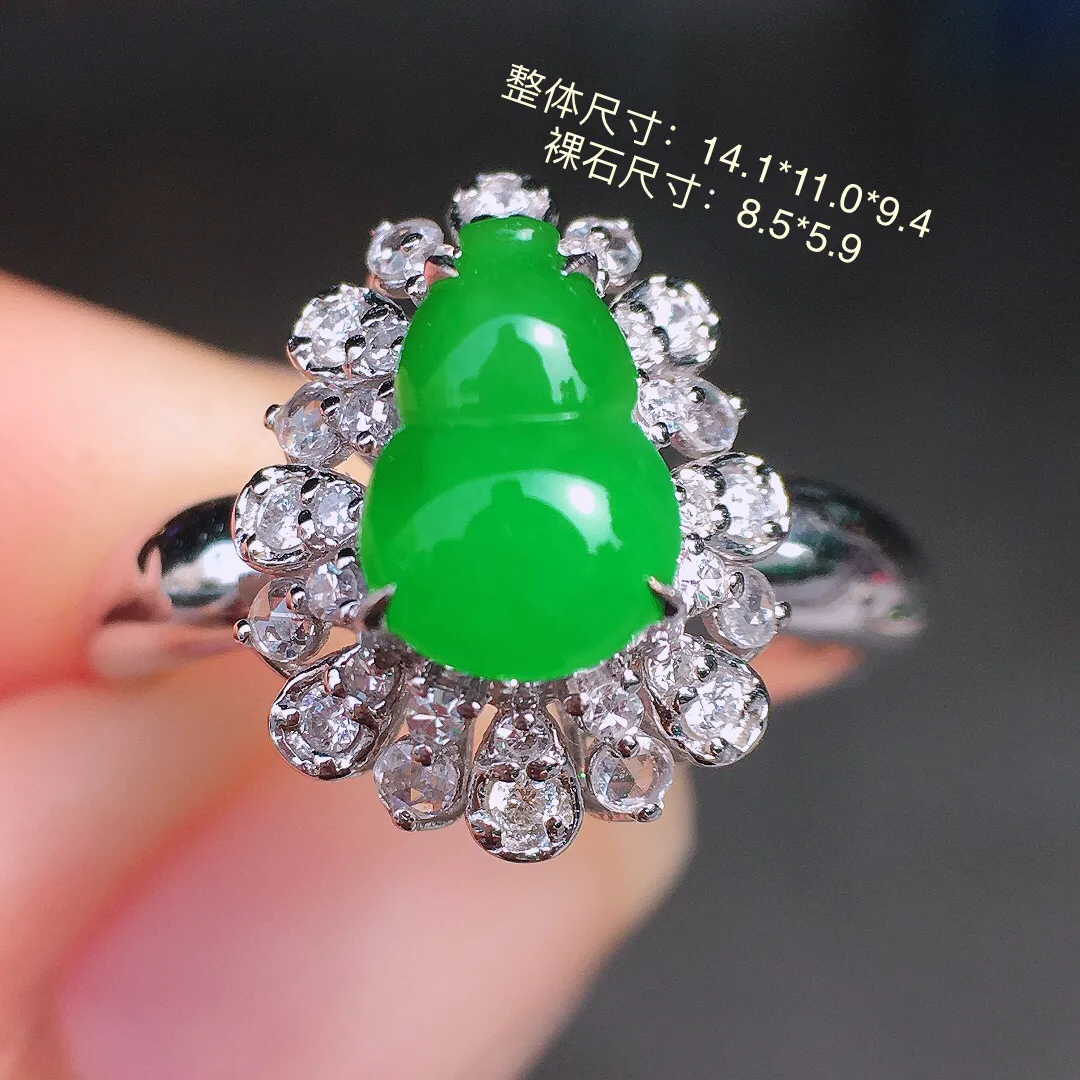 阳绿葫芦戒指，色泽均匀艳丽，玉质细腻，荧光感超
强，饱满圆润，尽显优雅气质，18k
金豪华镶嵌