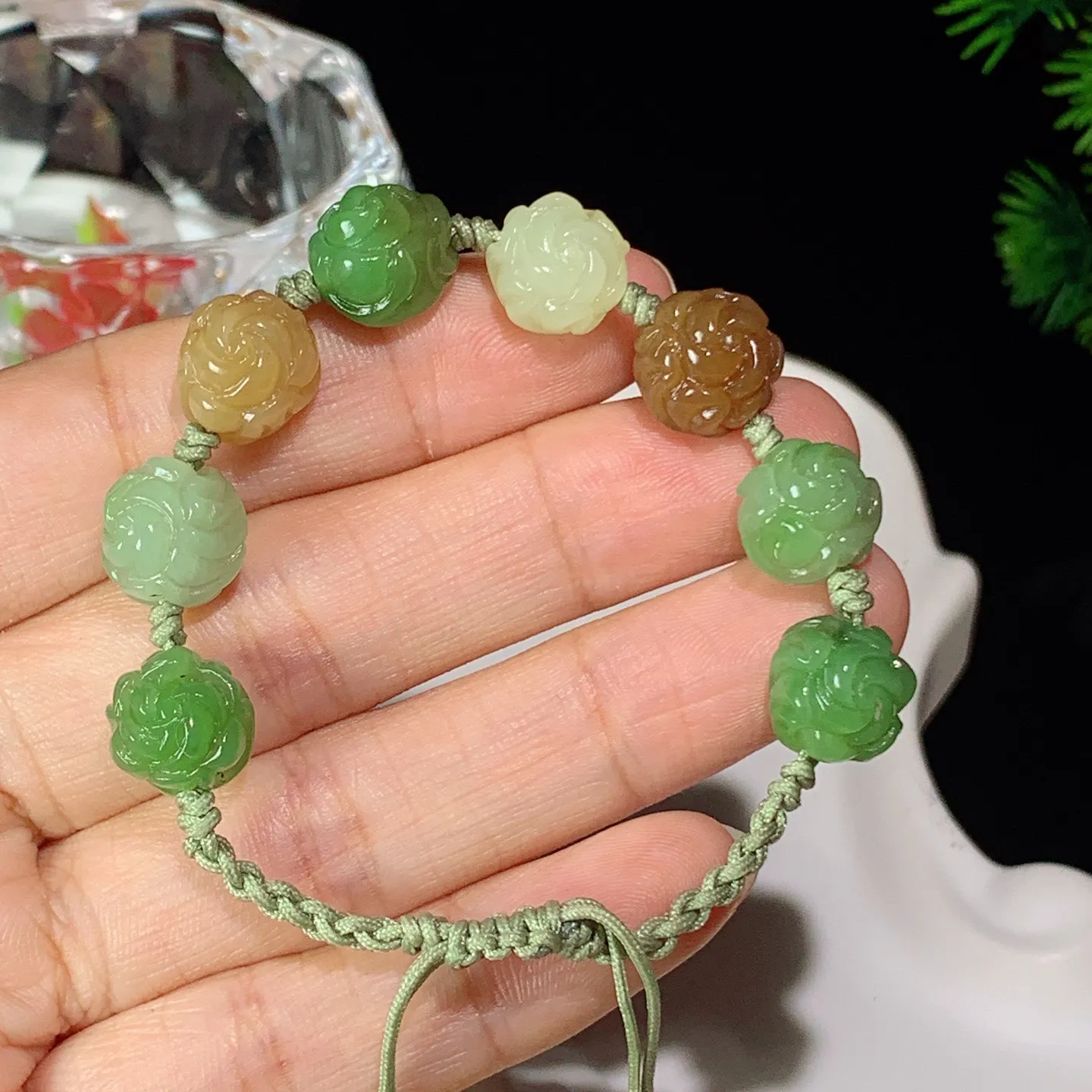 和田玉多宝花开富贵手串。尺寸10/8重13.5克。玉质细腻油润。手推出油。佩戴高端典雅。lt2510