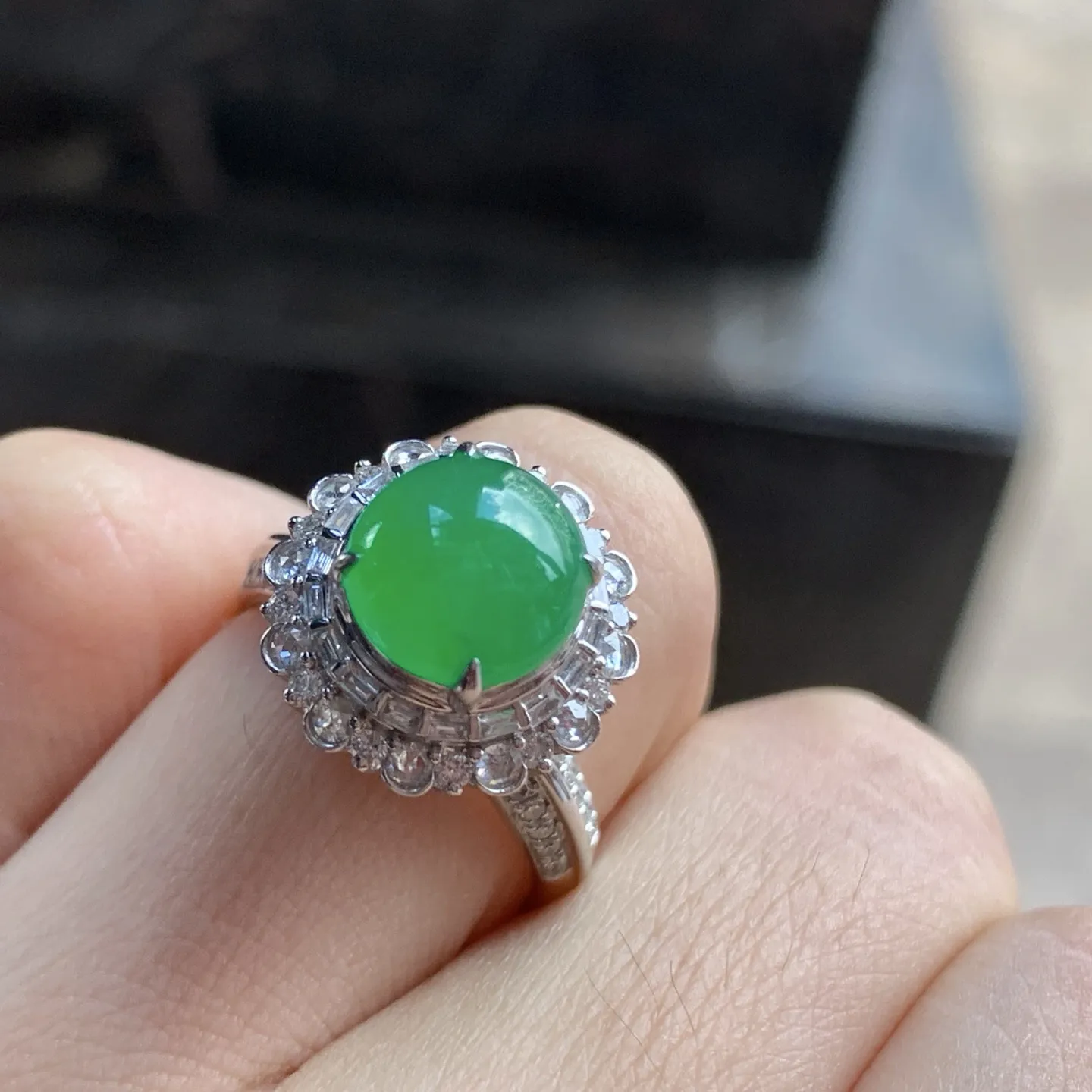 金钻镶嵌辣绿色耳环戒指一套^_^颜色鲜艳 玉质温润 细腻