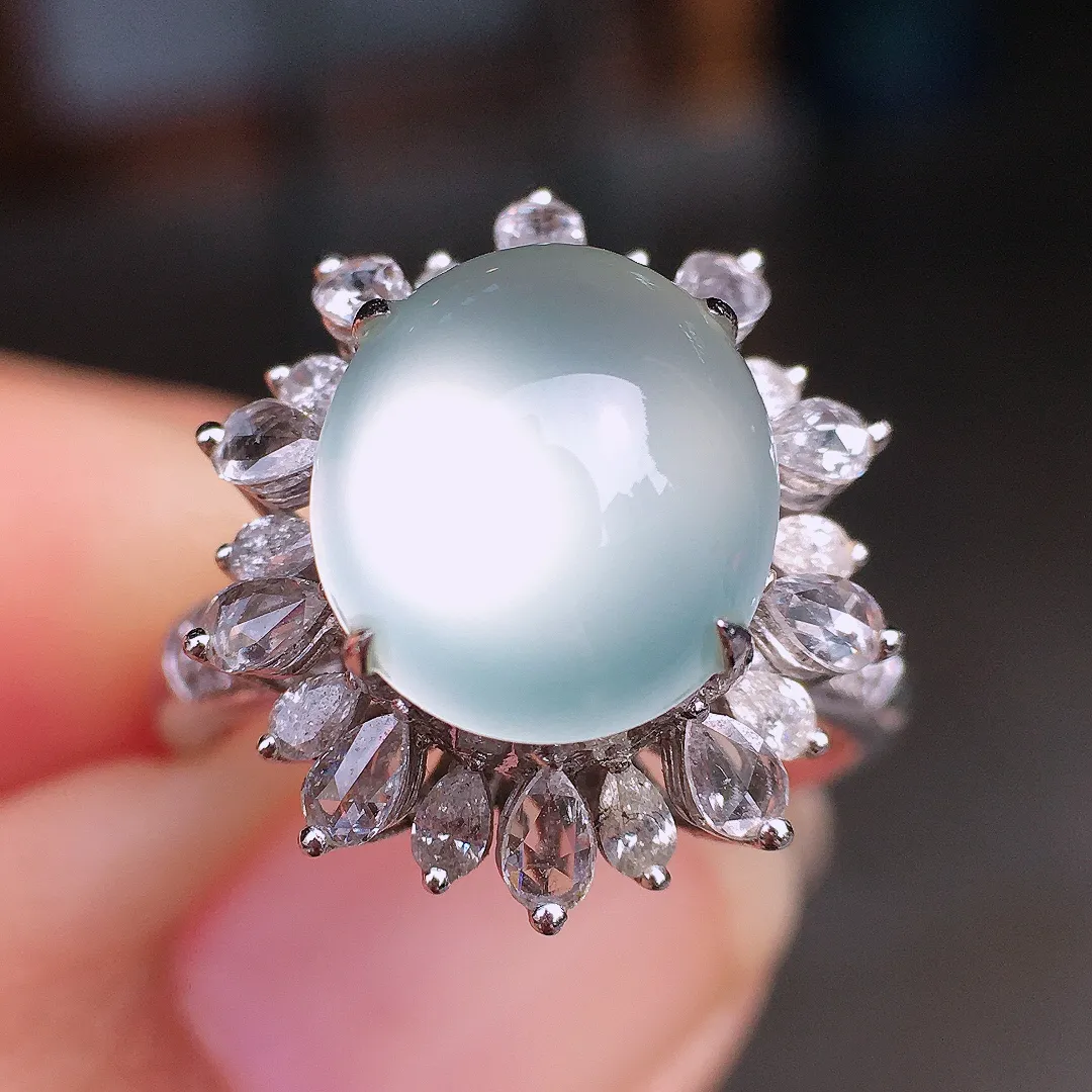 玻璃种蛋面戒指，玉质细腻，荧光感超
强，饱满圆润，尽显优雅气质，18k
金豪华镶嵌