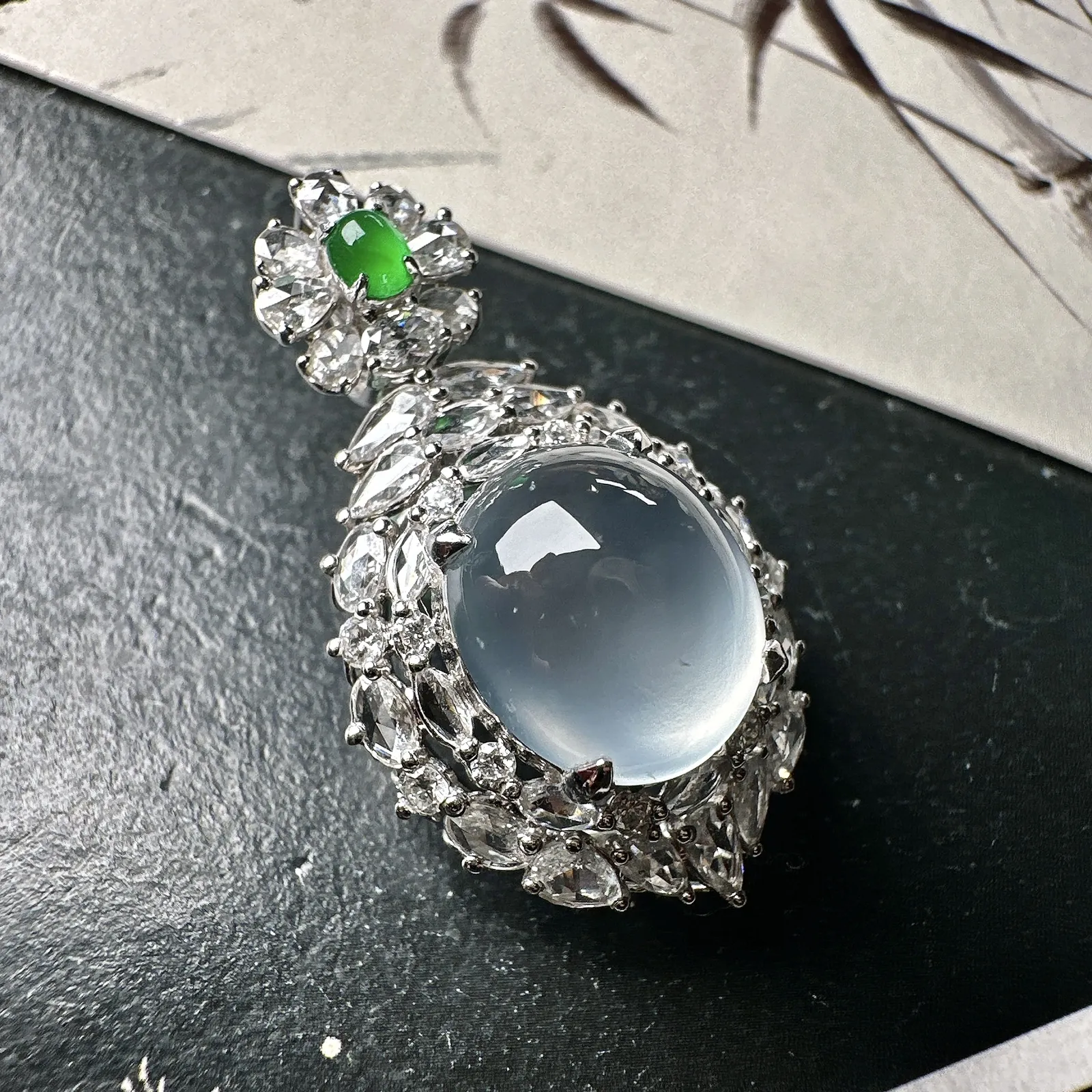 【冰种蛋面吊坠】冰感十足，通透闪亮，饱满圆润，18k金钻镶嵌，裸石尺寸12.5*11.1*6.9毫米。