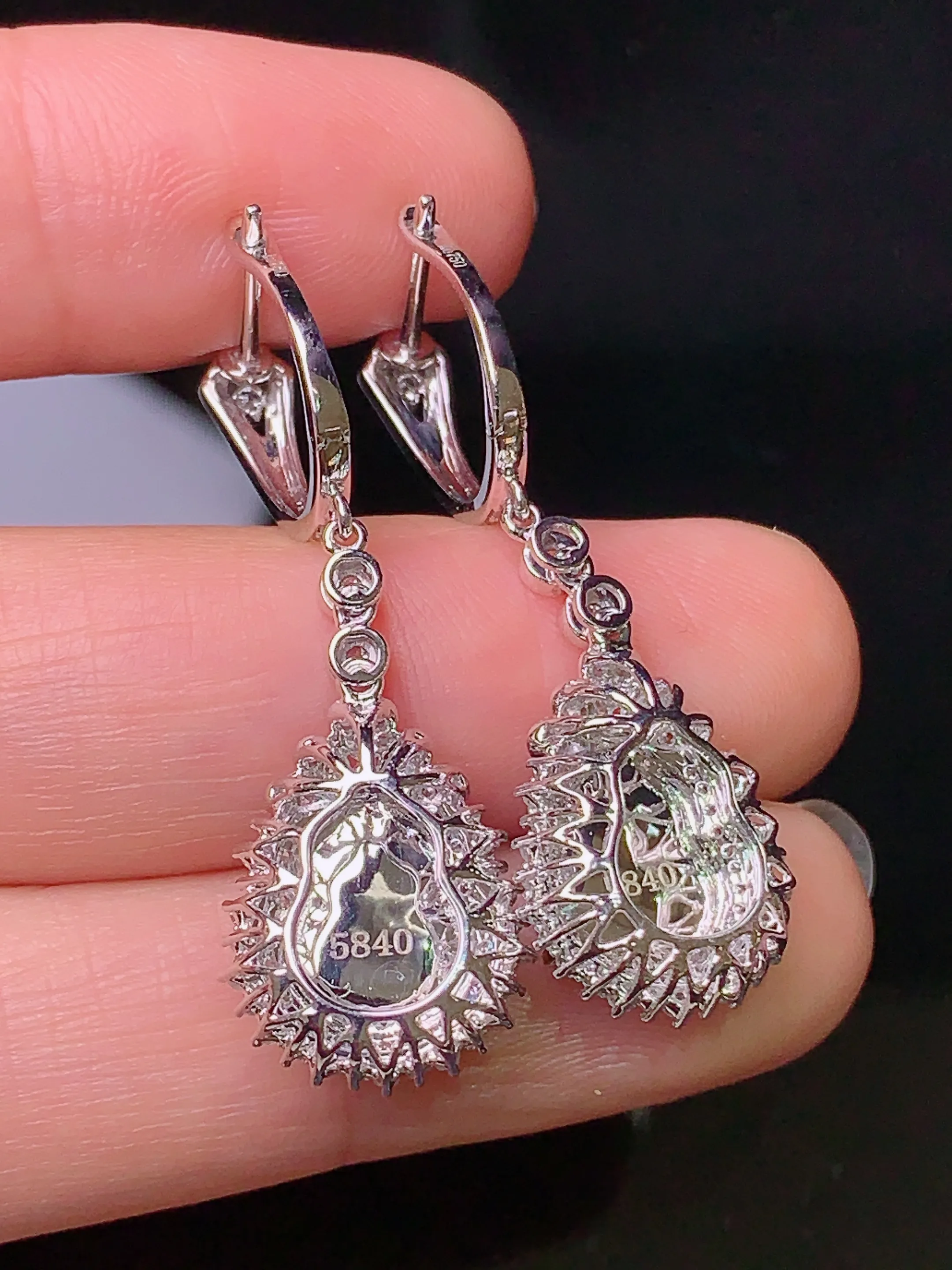 18k金钻镶嵌满绿葫芦耳坠 玉质细腻 色泽清新艳丽 整体尺寸37.5*12.6*8.5