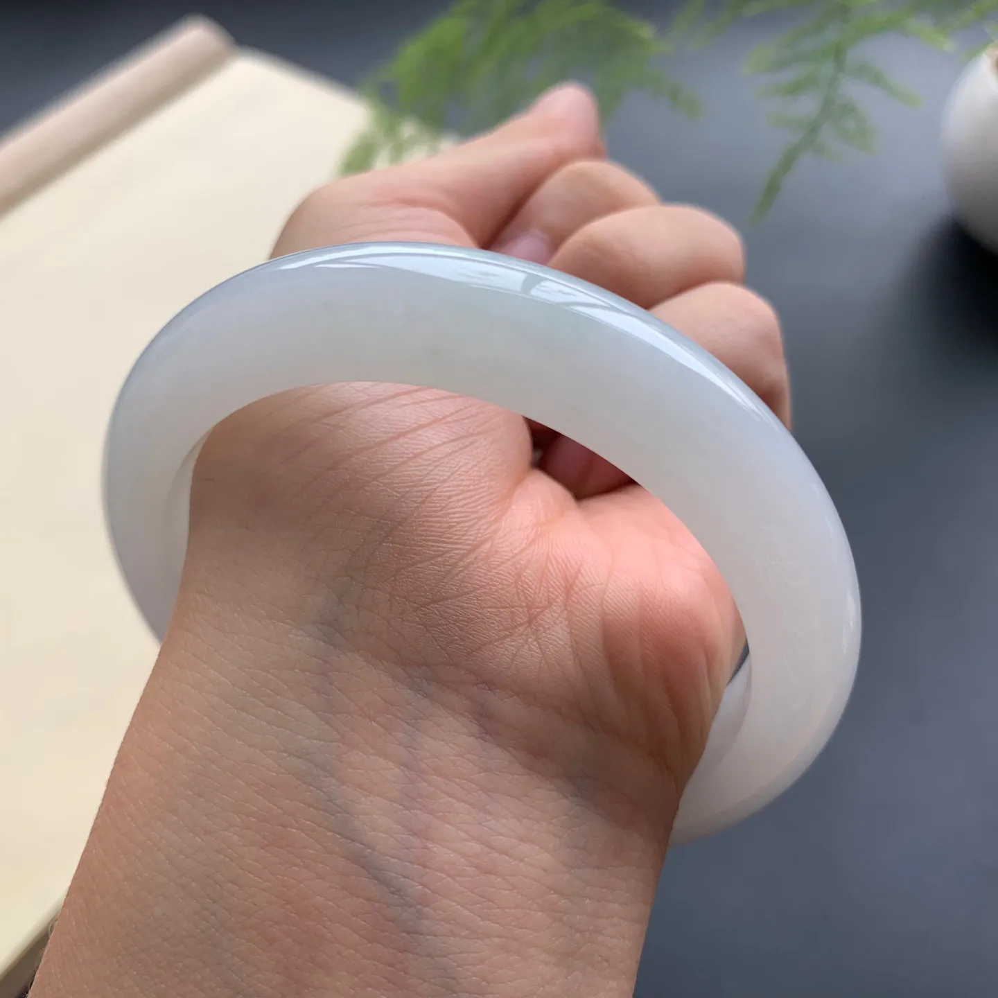 57.8圈口细糯正圈手镯 尺寸：57.8-12.2-9，无纹裂，白净光滑，细腻清爽