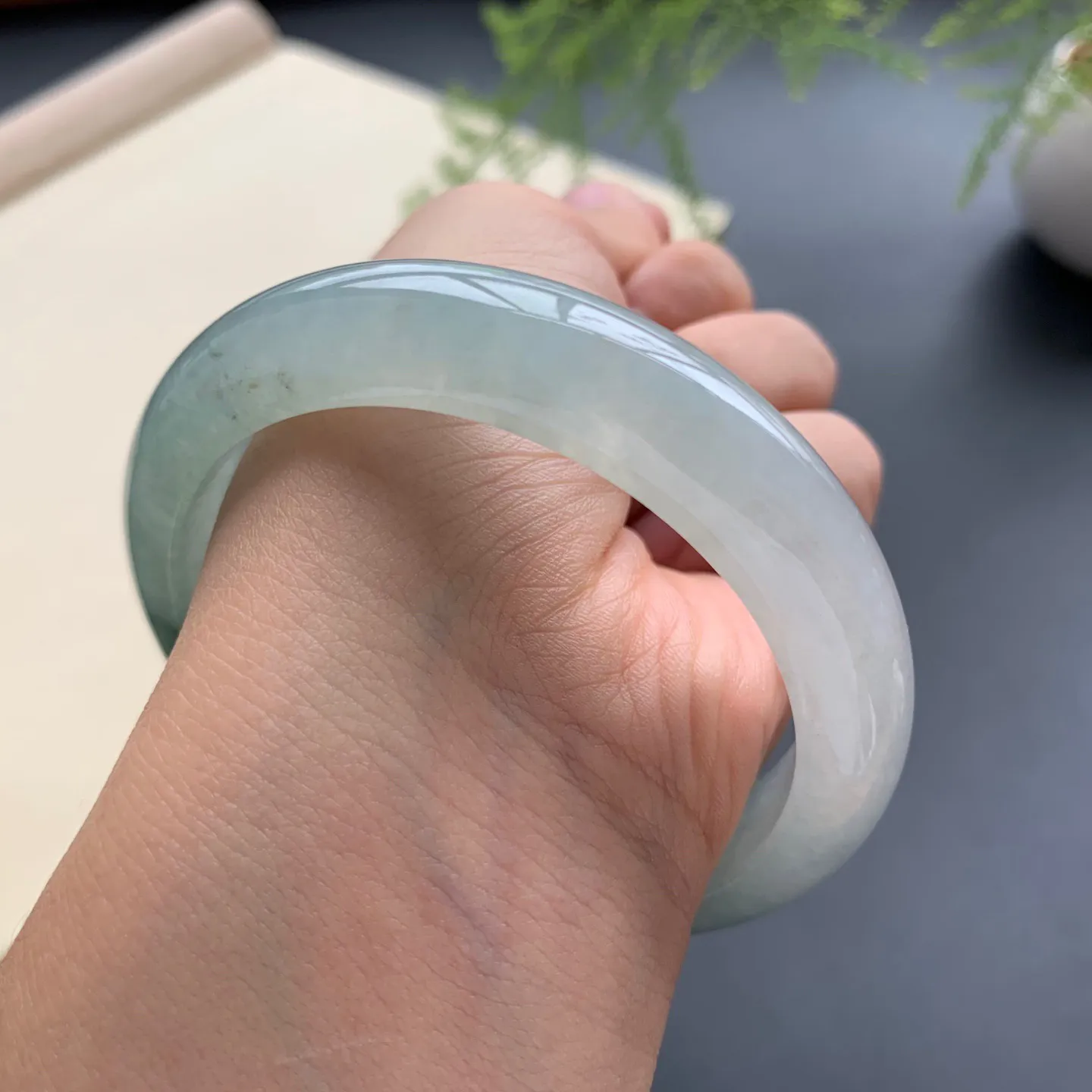 56.8圈口冰种飘花正圈手镯 尺寸：56.8-12.5-8，无纹裂，水润起胶，细腻光滑