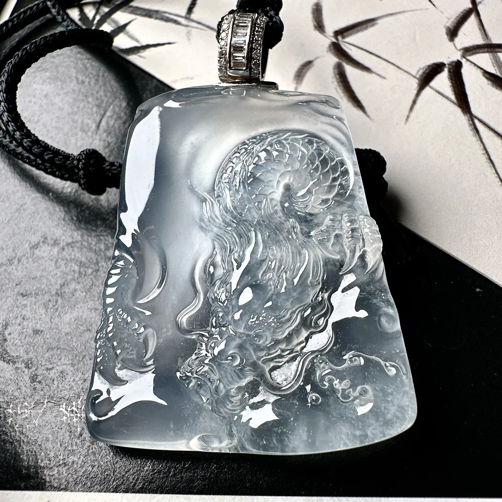 【冰种龙牌】冰润细腻，冰感好，质地很不错。雕工精细，佩戴效果好，18k金钻镶嵌，裸石尺寸44*35.