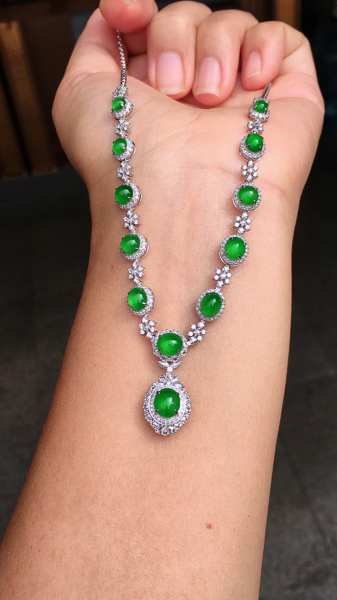 阳绿蛋面晚装项链，色泽均匀艳丽，玉质细腻，荧光感超
强，饱满圆润，尽显优雅气质，18k
金豪华镶嵌