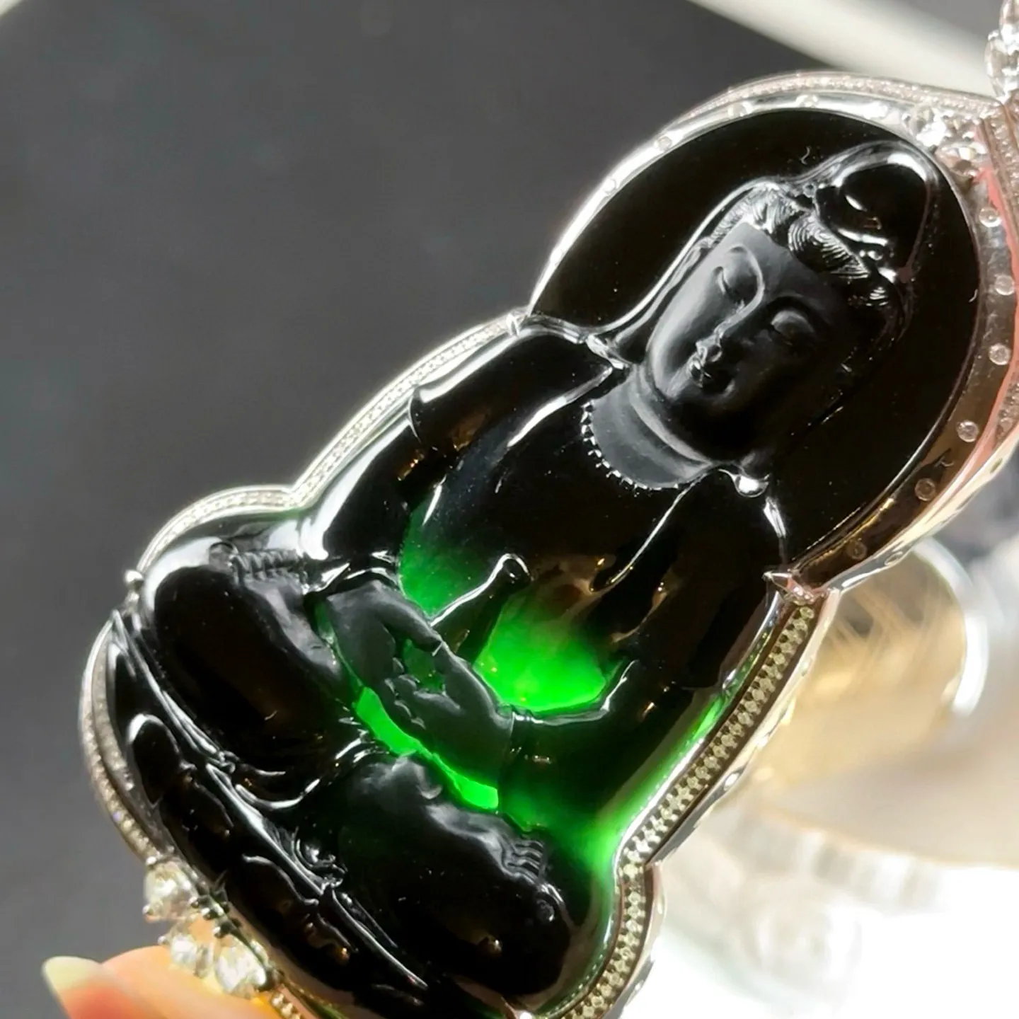 精品墨翠大观音 种好色正 黑度极好 打灯通透 油性十足