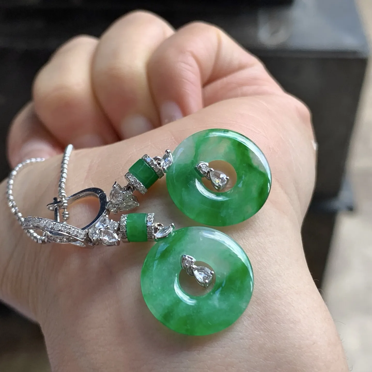 辣绿色耳钩^_^颜色鲜艳