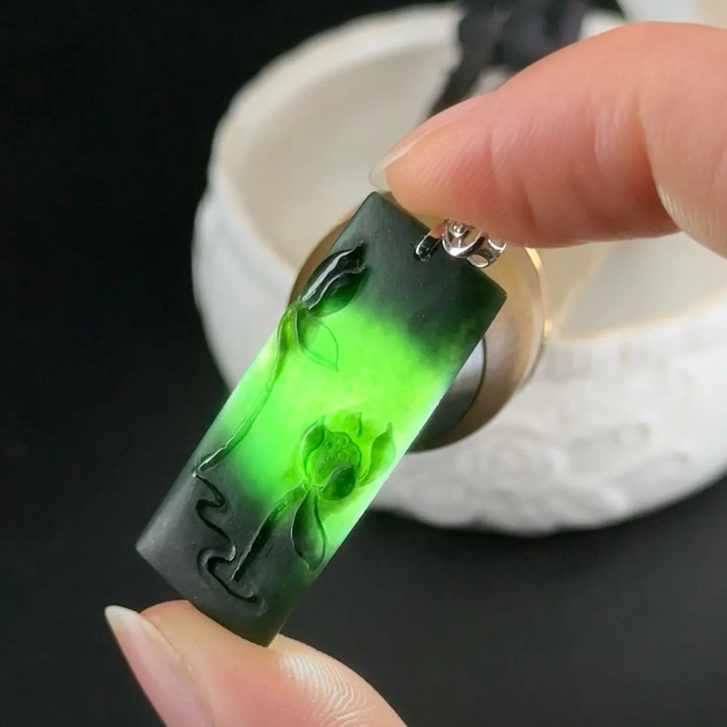 精品18k墨翠荷花牌 简约大气 打灯通透 油性十足 尺寸39.9