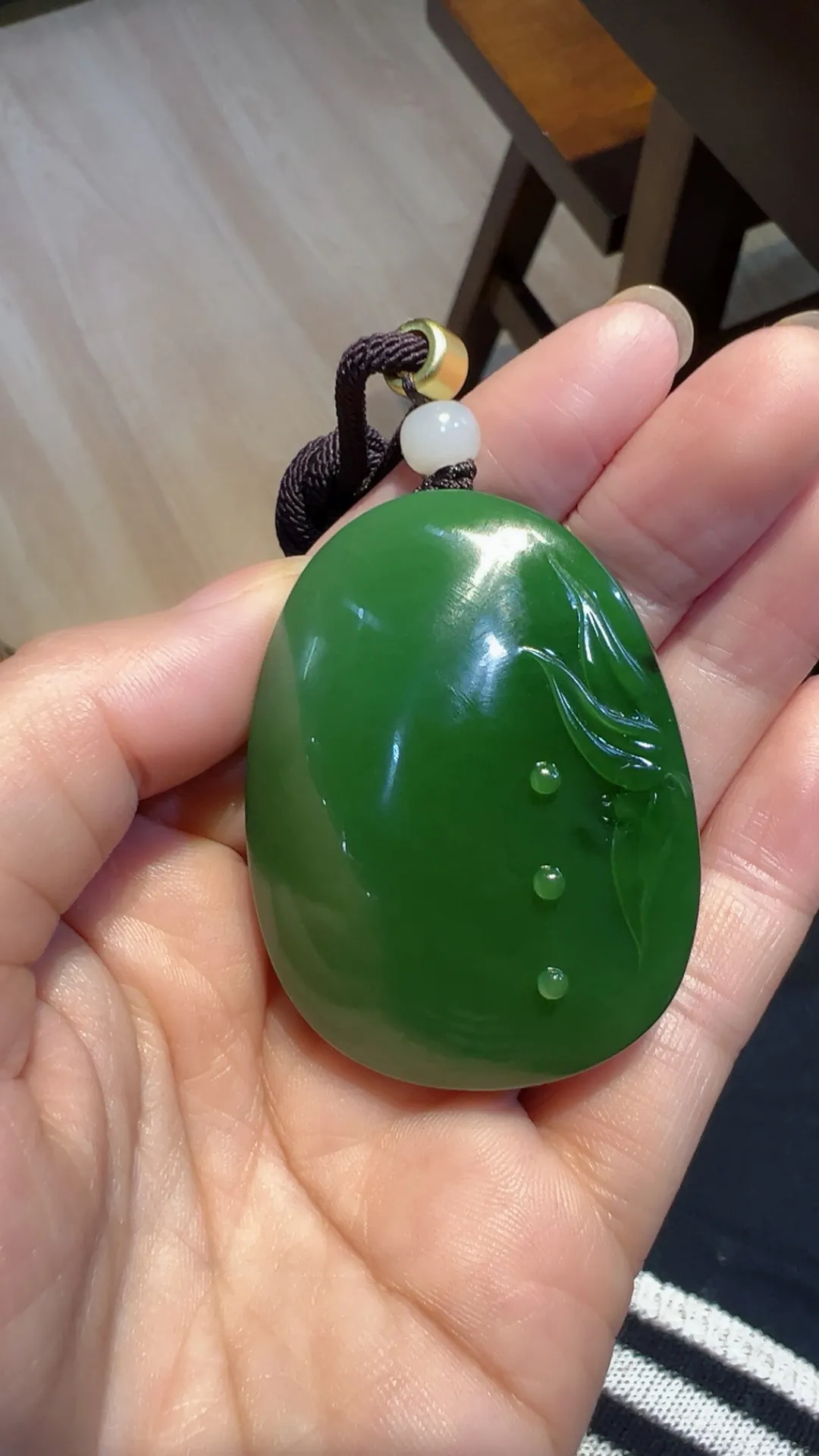 碧玉｜浓阳绿｜祝福

重74.5克 尺寸51.8*39*17.8mm