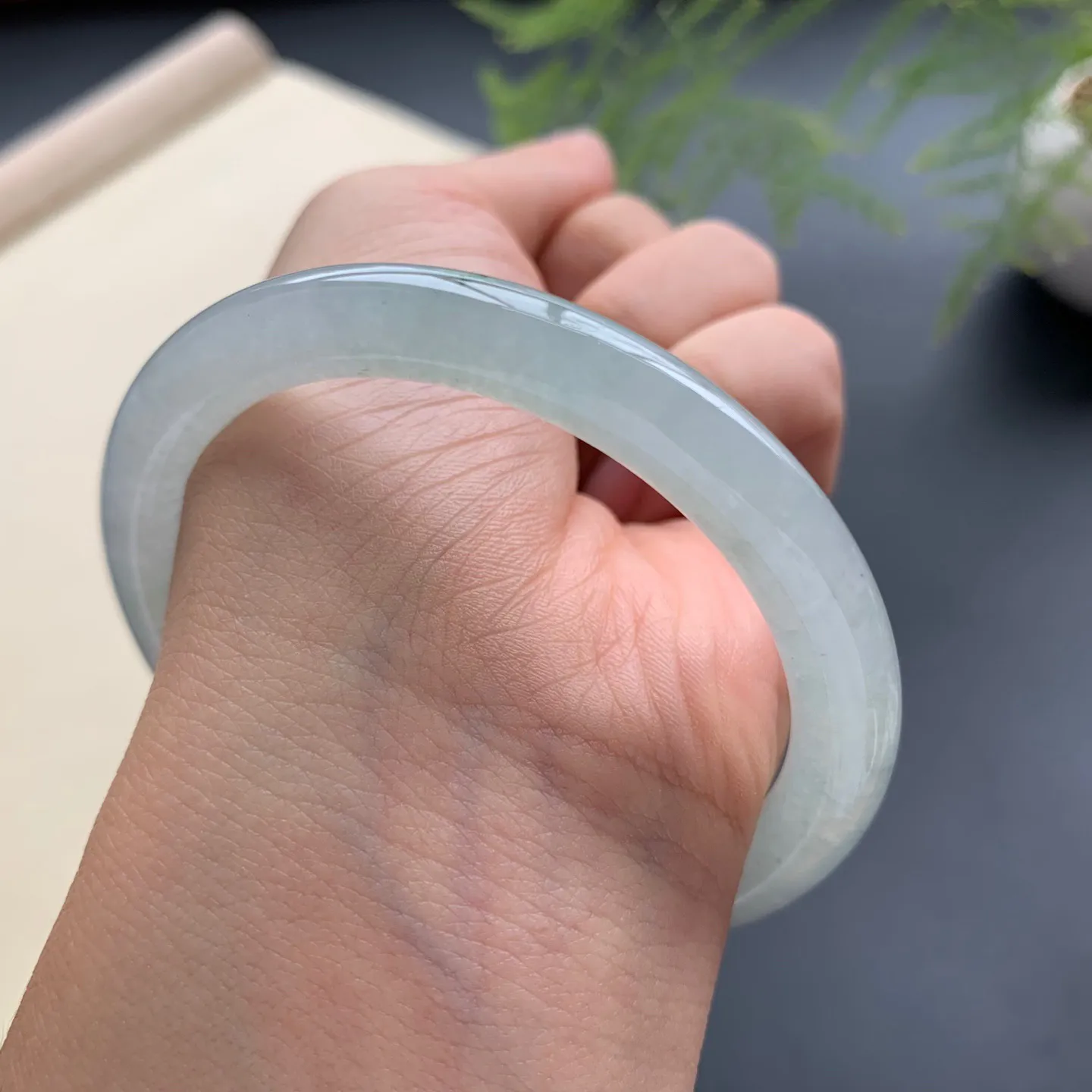 54.5圈口冰飘花圆条手镯 尺寸：54.5-7.5-8，无纹裂，水润起胶，条形饱满