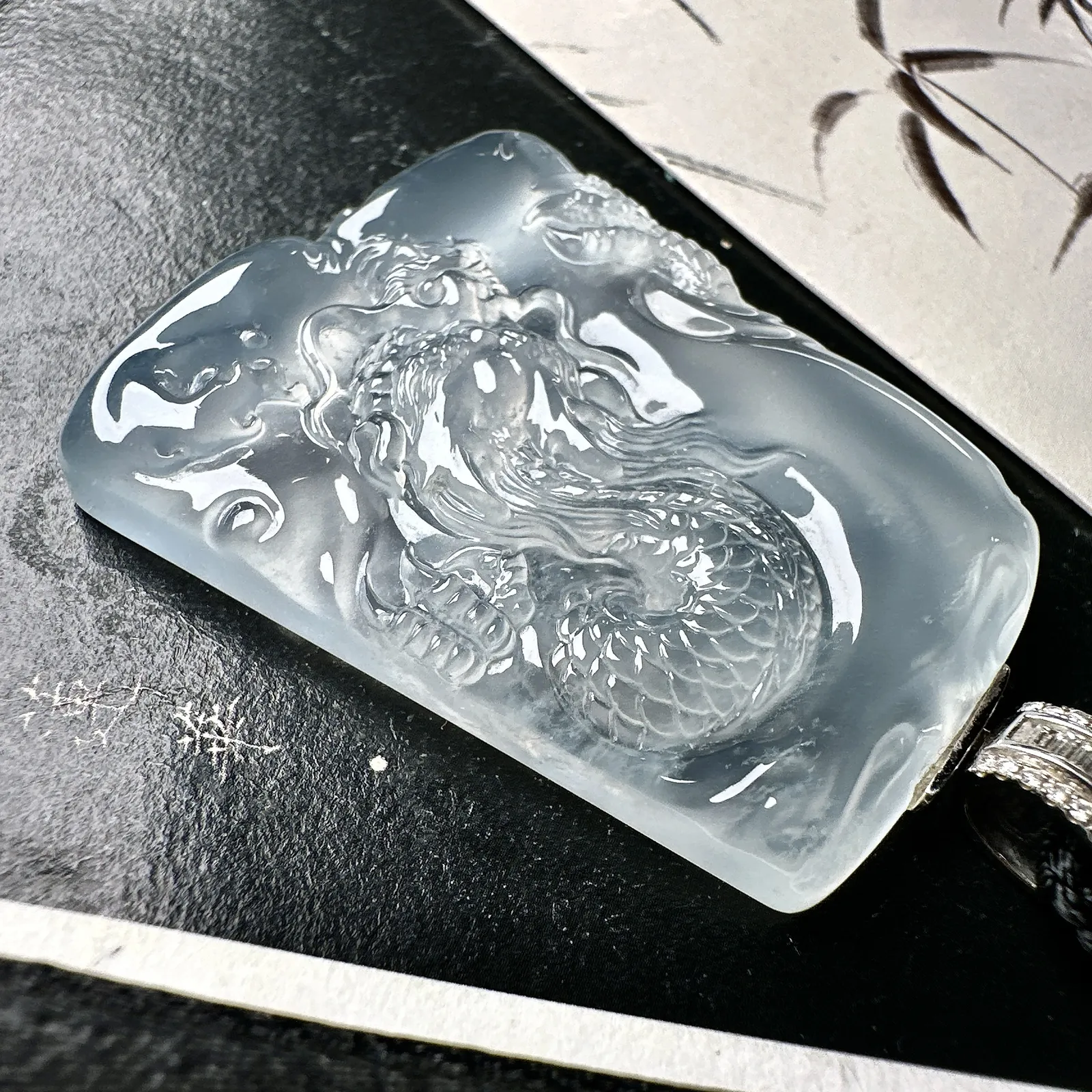 【冰种龙牌】冰润细腻，冰感好，质地很不错。雕工精细，佩戴效果好，18k金钻镶嵌，裸石尺寸44*35.4*6.8毫米