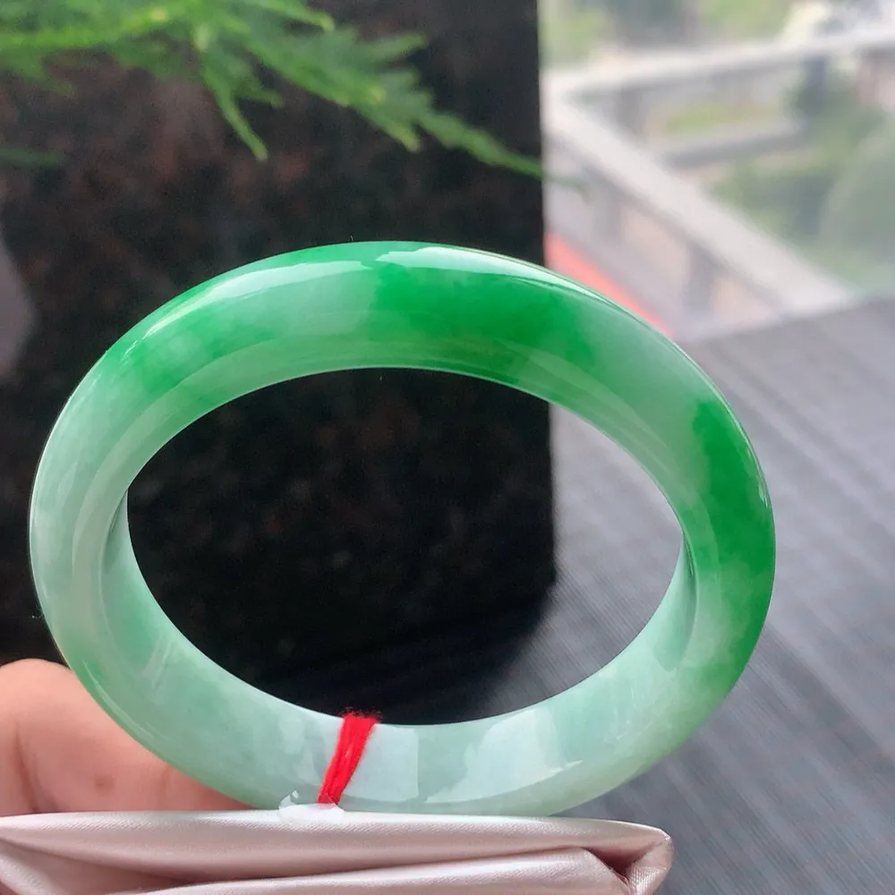 正圈冰糯阳绿 无瑕 尺寸:57.2/12.6/8.5 色阳