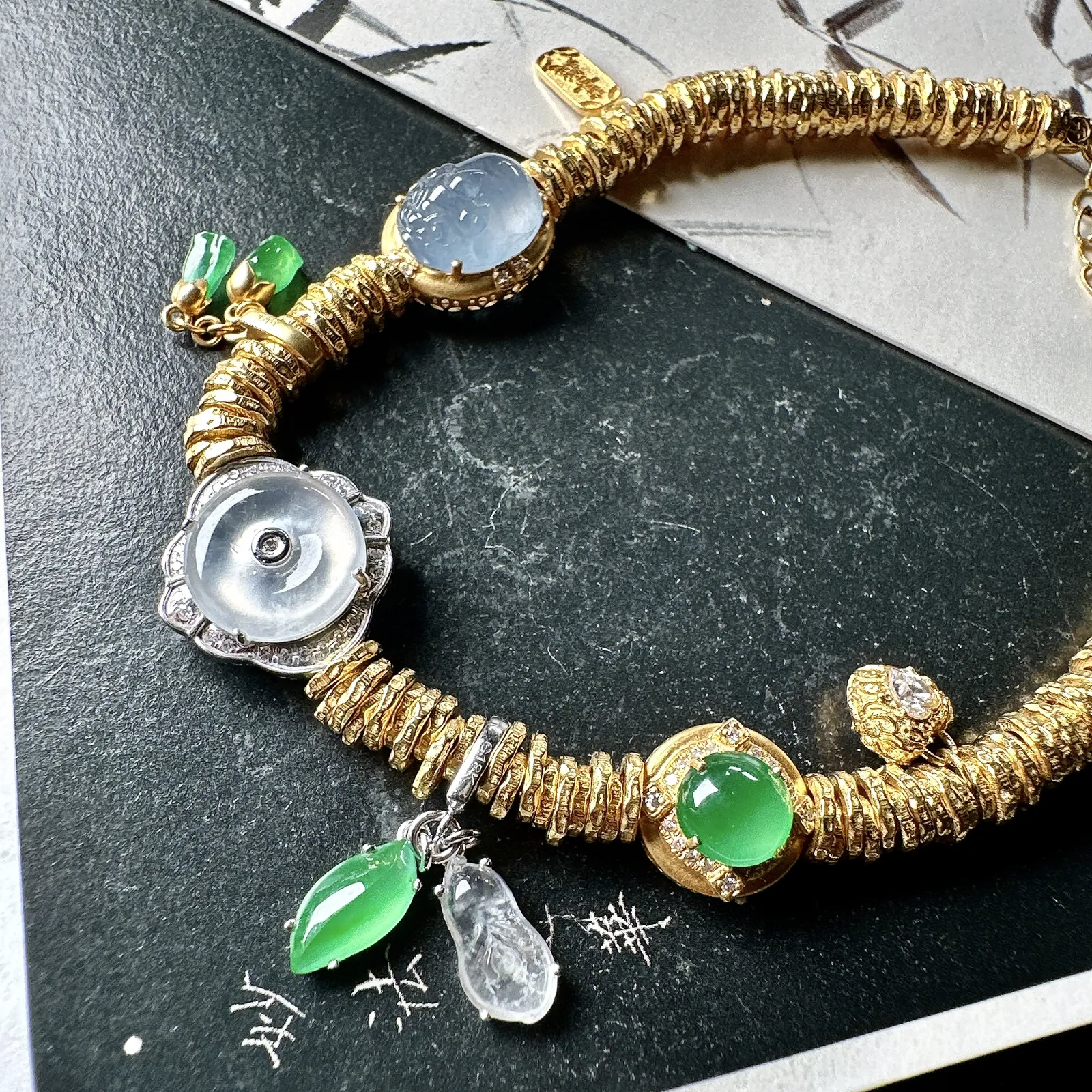 【冰种多种元素盘缠手链】颗颗冰透，饱满圆润，光泽闪耀，流行款，18K金钻镶嵌，其中一颗裸石尺寸10.1*2.7毫米