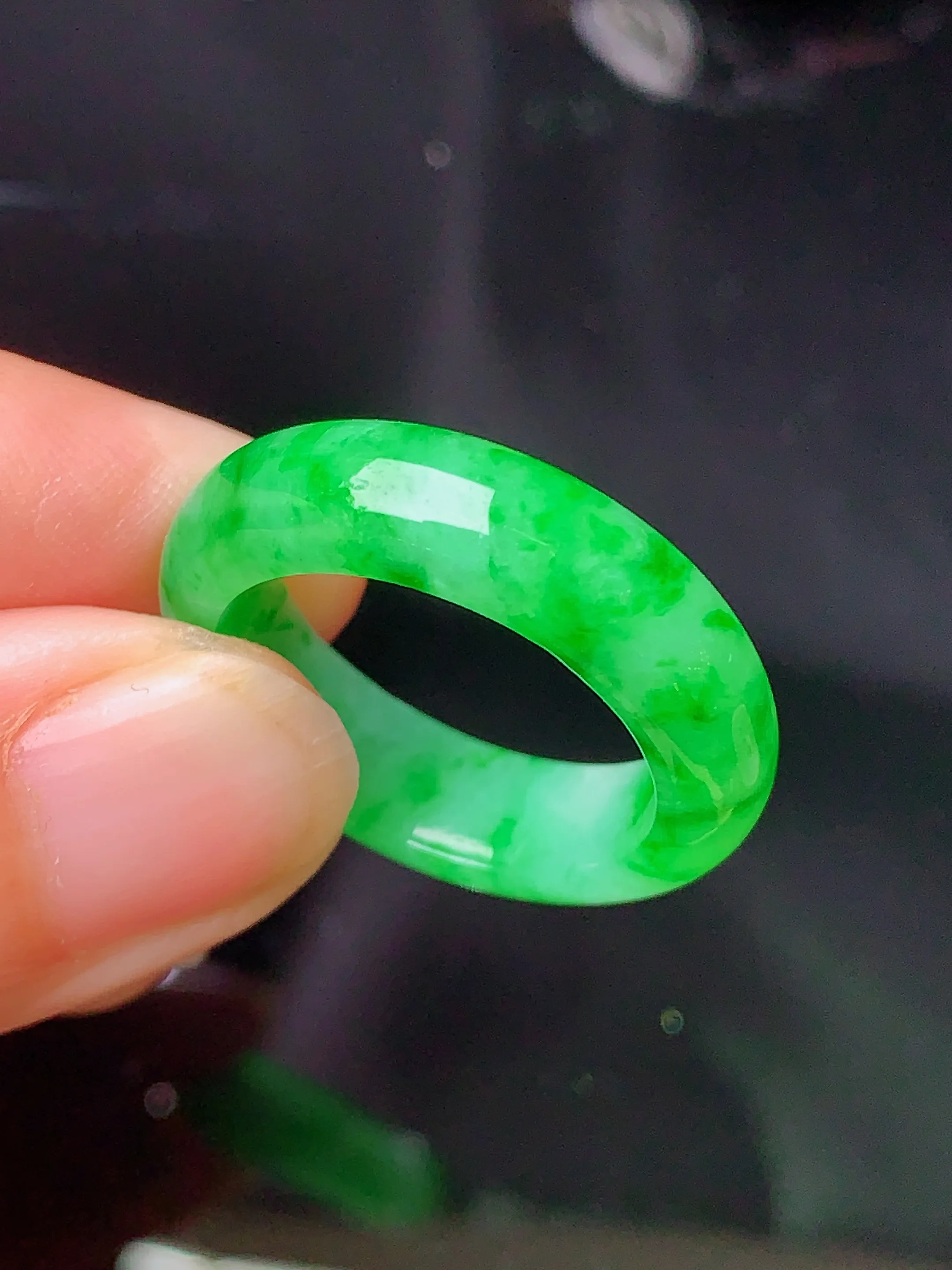 翠绿指环 玉质细腻 色泽清新艳丽 整体尺寸25.5*6.2*3.7 圈口17