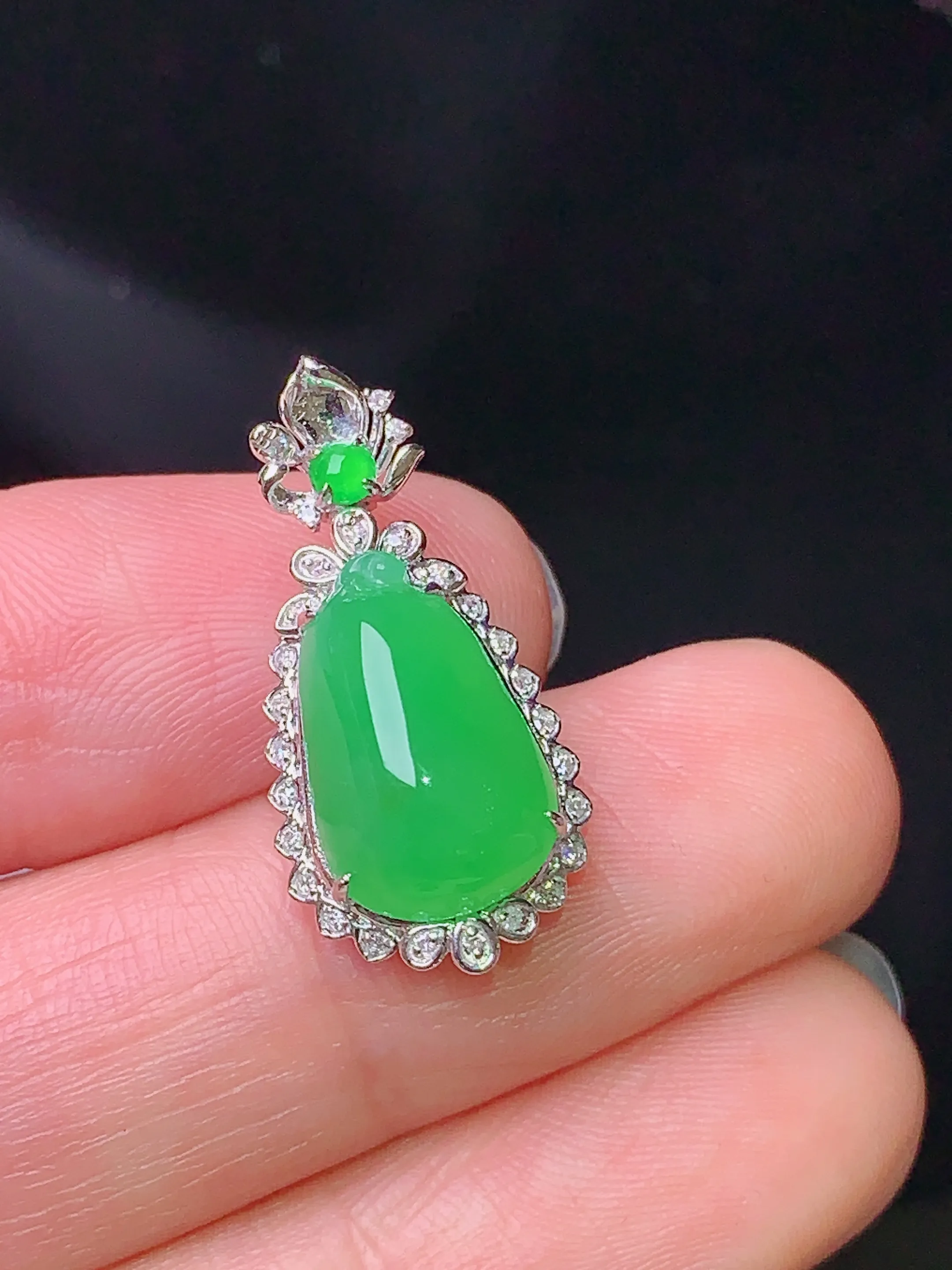 18k金钻镶嵌满绿福瓜吊坠 玉质细腻 色泽清新艳丽 整体尺寸23.3*11.5*8.5