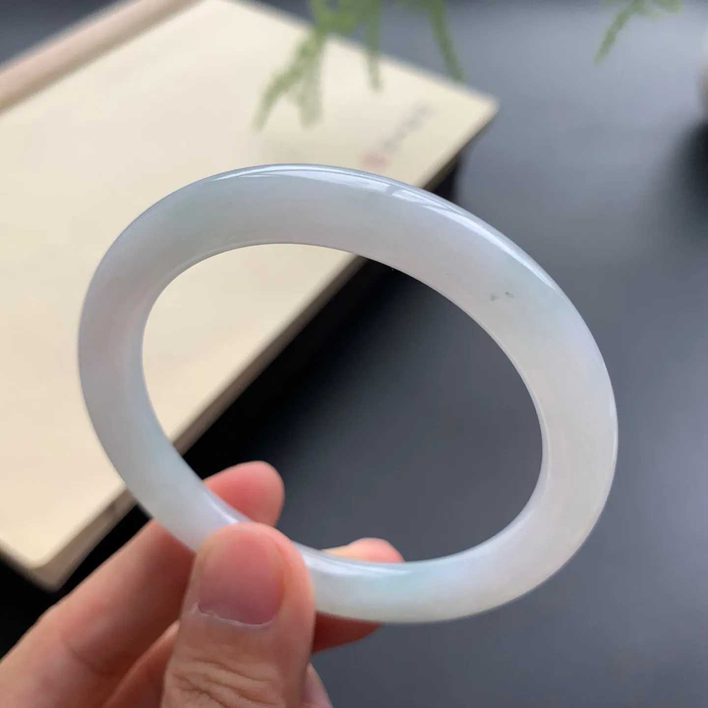 51.5圈口细糯圆条手镯 尺寸：51.5-8-7.8，无纹裂，细腻光滑，条形饱满