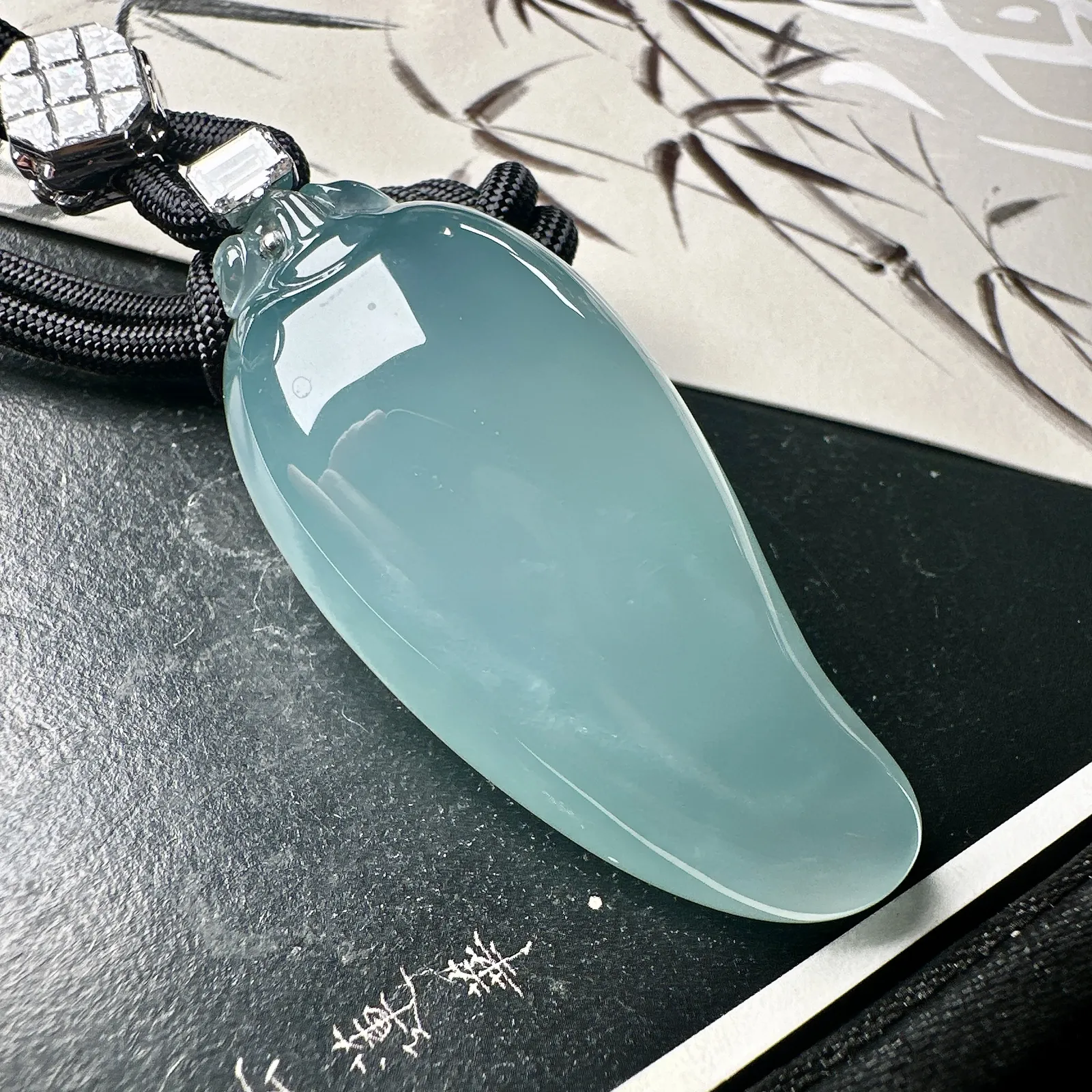 【冰种天空蓝大福瓜】质地冰润细腻，种老起光，收藏品质，18K金钻镶嵌，裸石尺寸53*24.6*15.4毫米