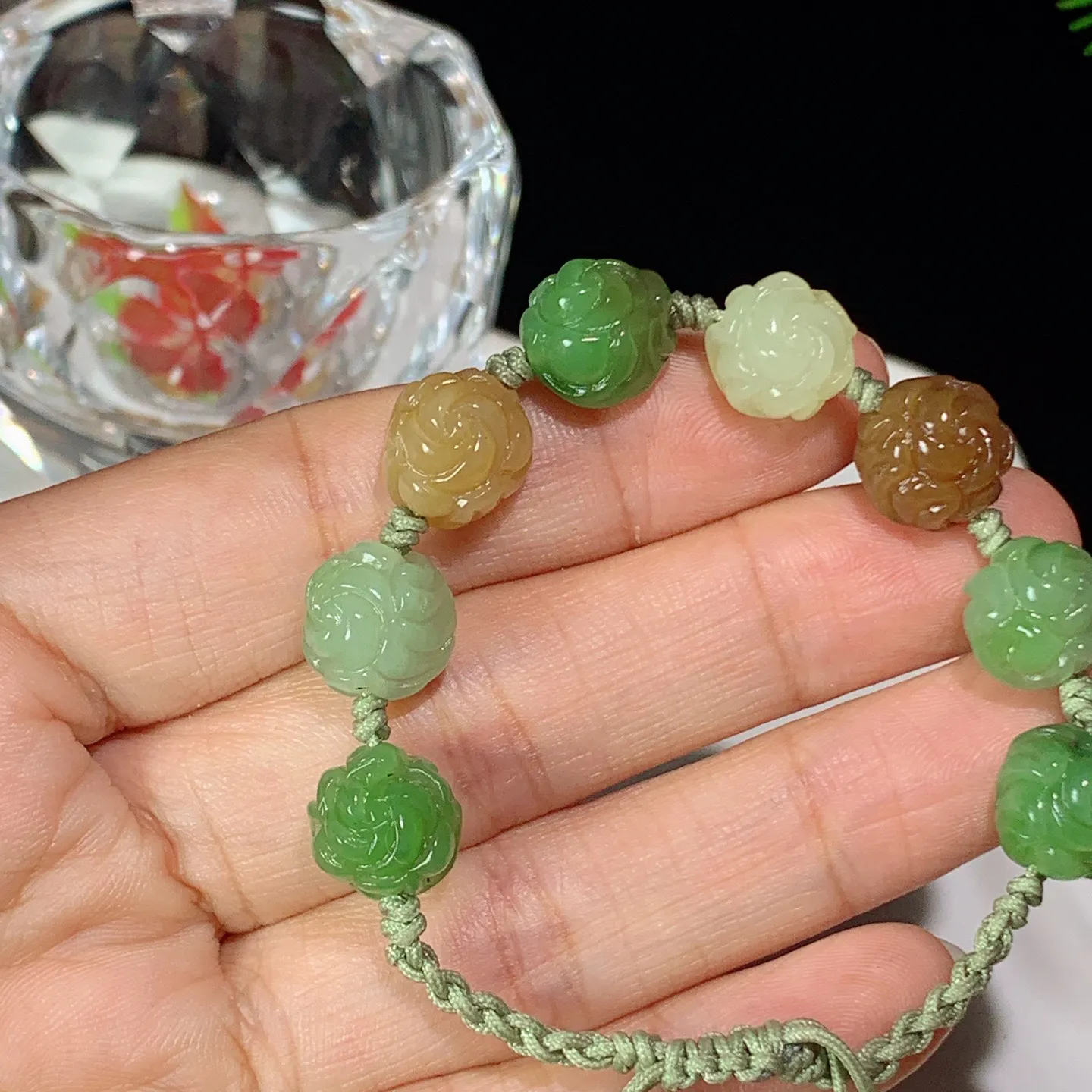 和田玉多宝花开富贵手串。尺寸10/8重13.5克。玉质细腻油润。手推出油。佩戴高端典雅。lt2510