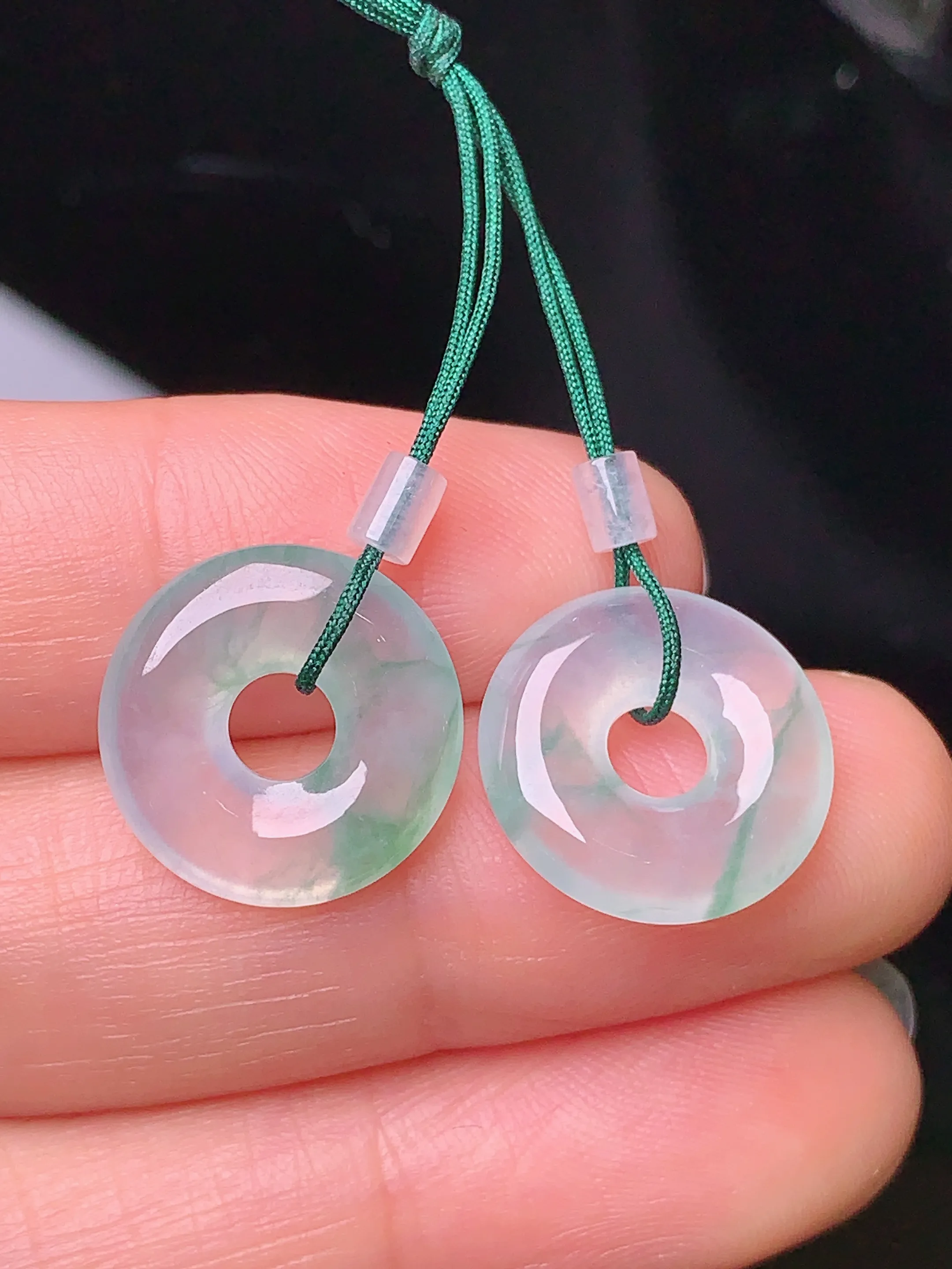 冰种飘绿平安扣一对 玉质细腻 色泽清新艳丽 整体尺寸 14.2*3.3