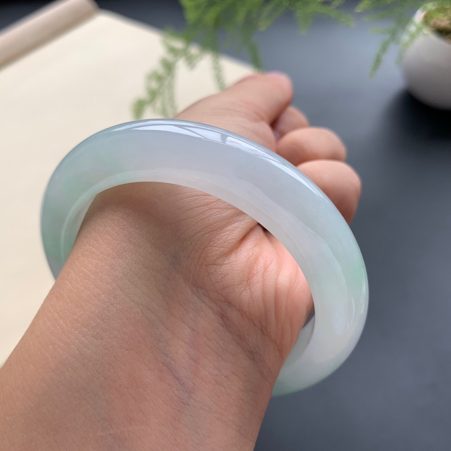 54.2.圈口飘绿正圈手镯 尺寸：54.2-11.5-9.2，无纹裂，水润细腻，版型厚装