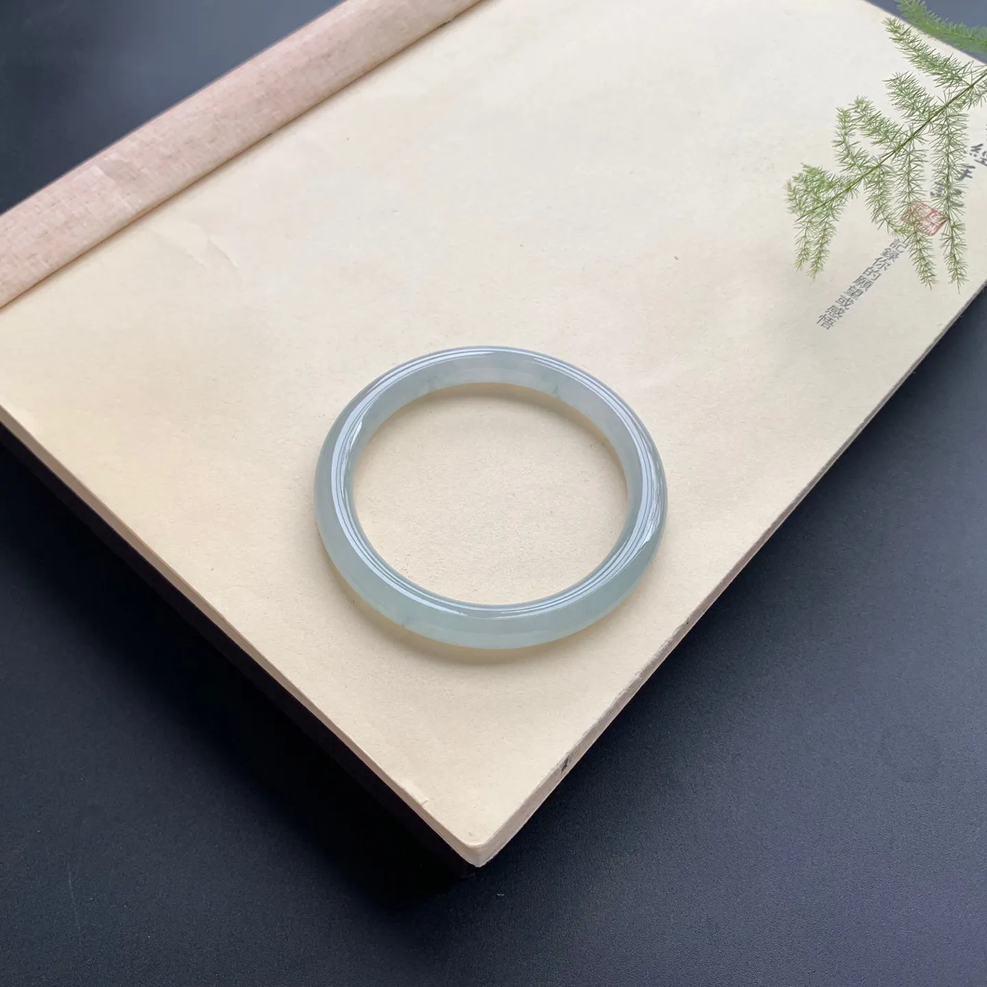 54.5圈口冰飘花圆条手镯 尺寸：54.5-7.5-8，无纹裂，水润起胶，条形饱满