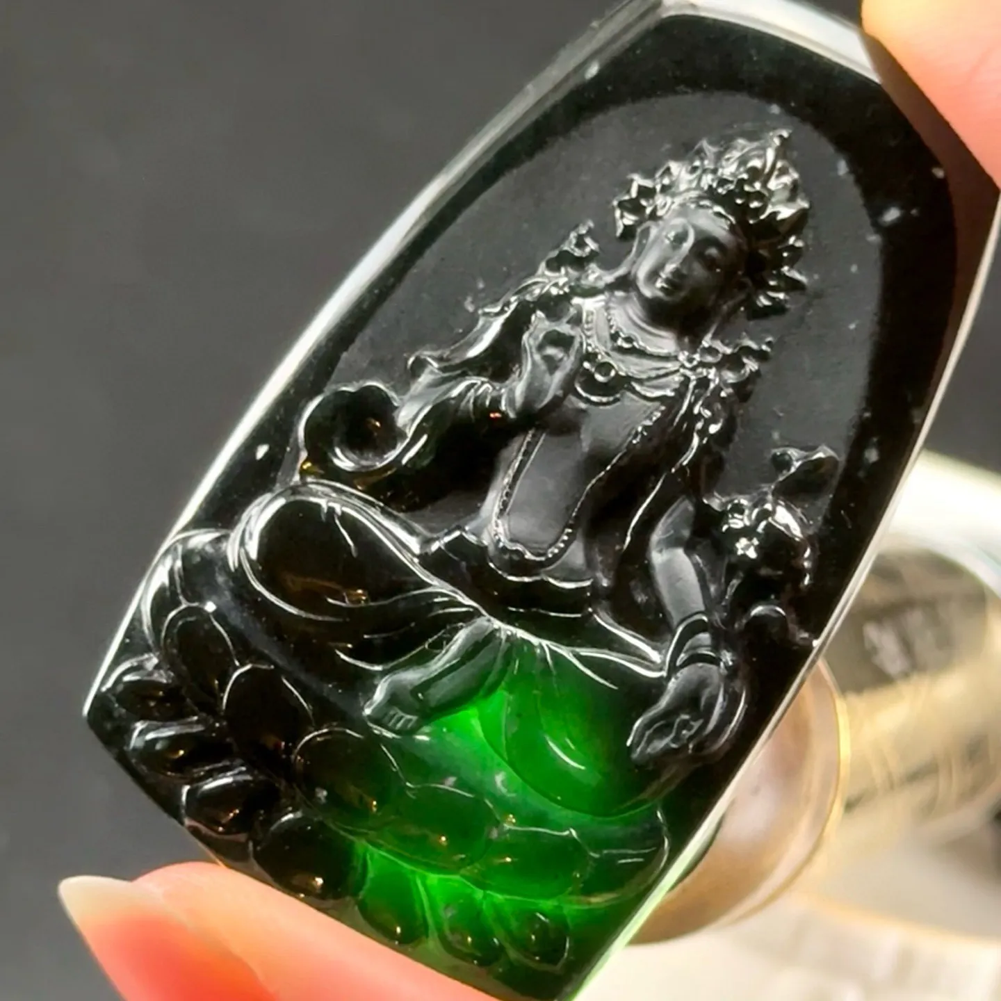 精品墨翠度母 种好色正 黑度极好 打灯通透 油性十足 尺寸53.3