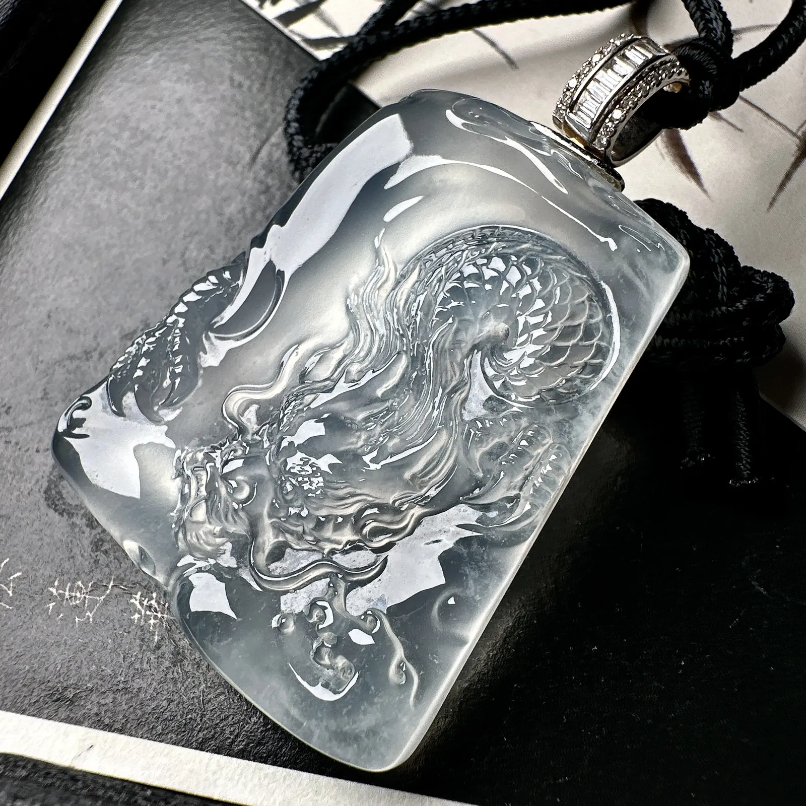 【冰种龙牌】冰润细腻，冰感好，质地很不错。雕工精细，佩戴效果好，18k金钻镶嵌，裸石尺寸44*35.4*6.8毫米