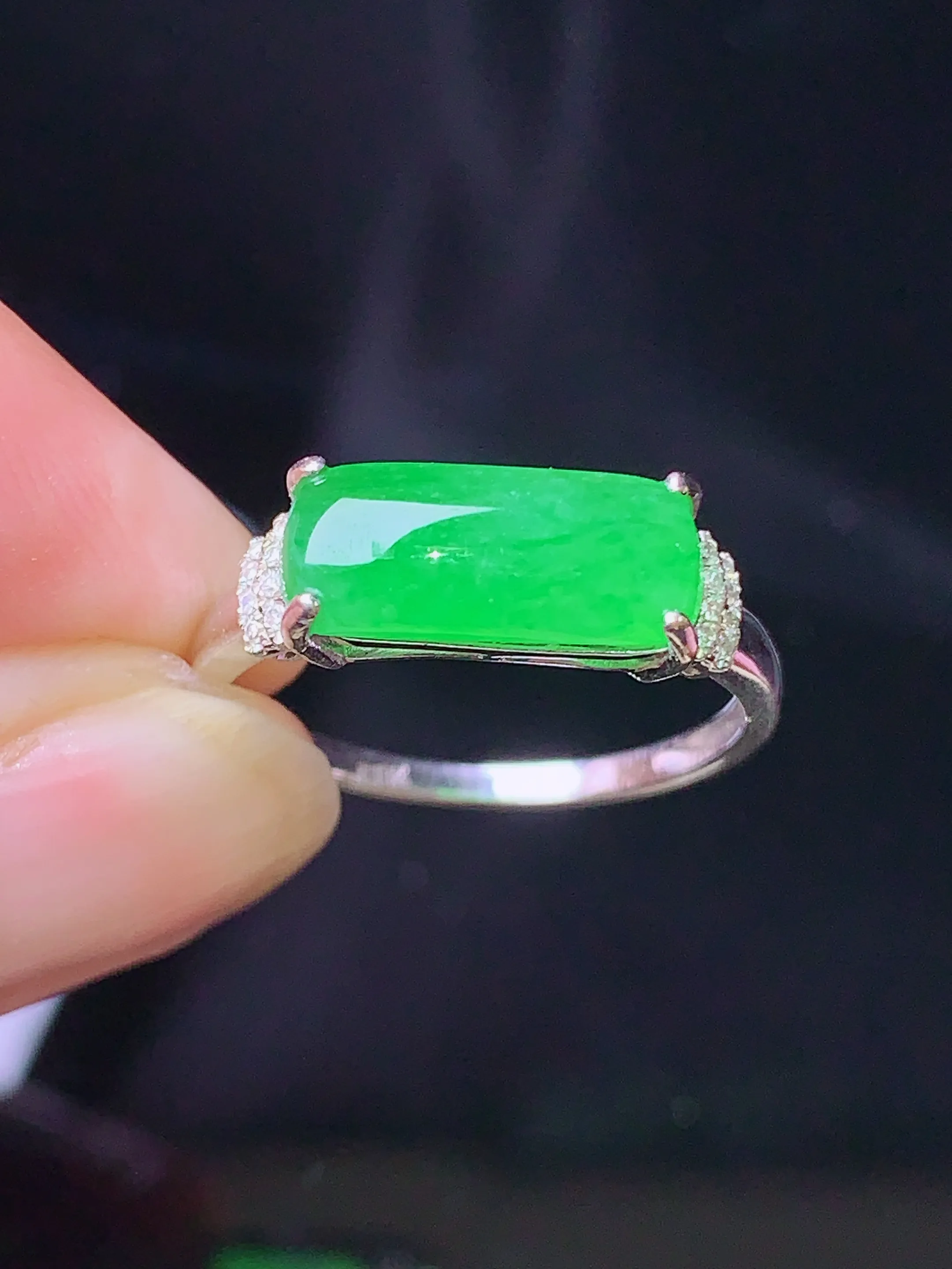 18k金钻镶嵌翠绿玉柱戒指 玉质细腻 色泽清新艳丽 圈口15 整体尺寸5.2*12.5*3.6