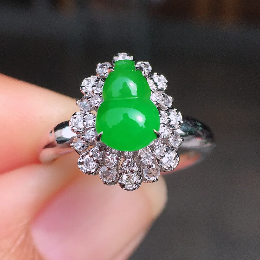 阳绿葫芦戒指，色泽均匀艳丽，玉质细腻，荧光感超
强，饱满圆润，尽显优雅气质，18k
金豪华镶嵌