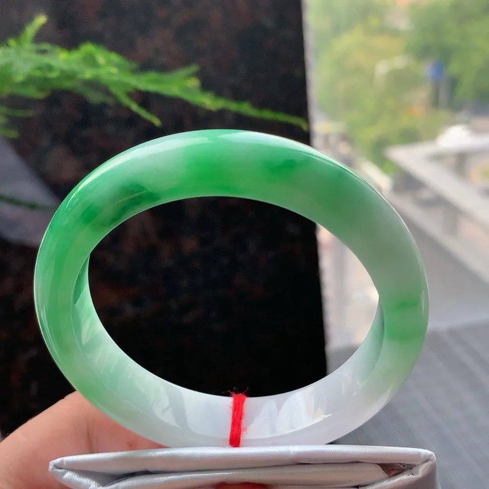 正圈冰糯阳绿 无瑕 尺寸:56.4/12.7/8.4 色阳