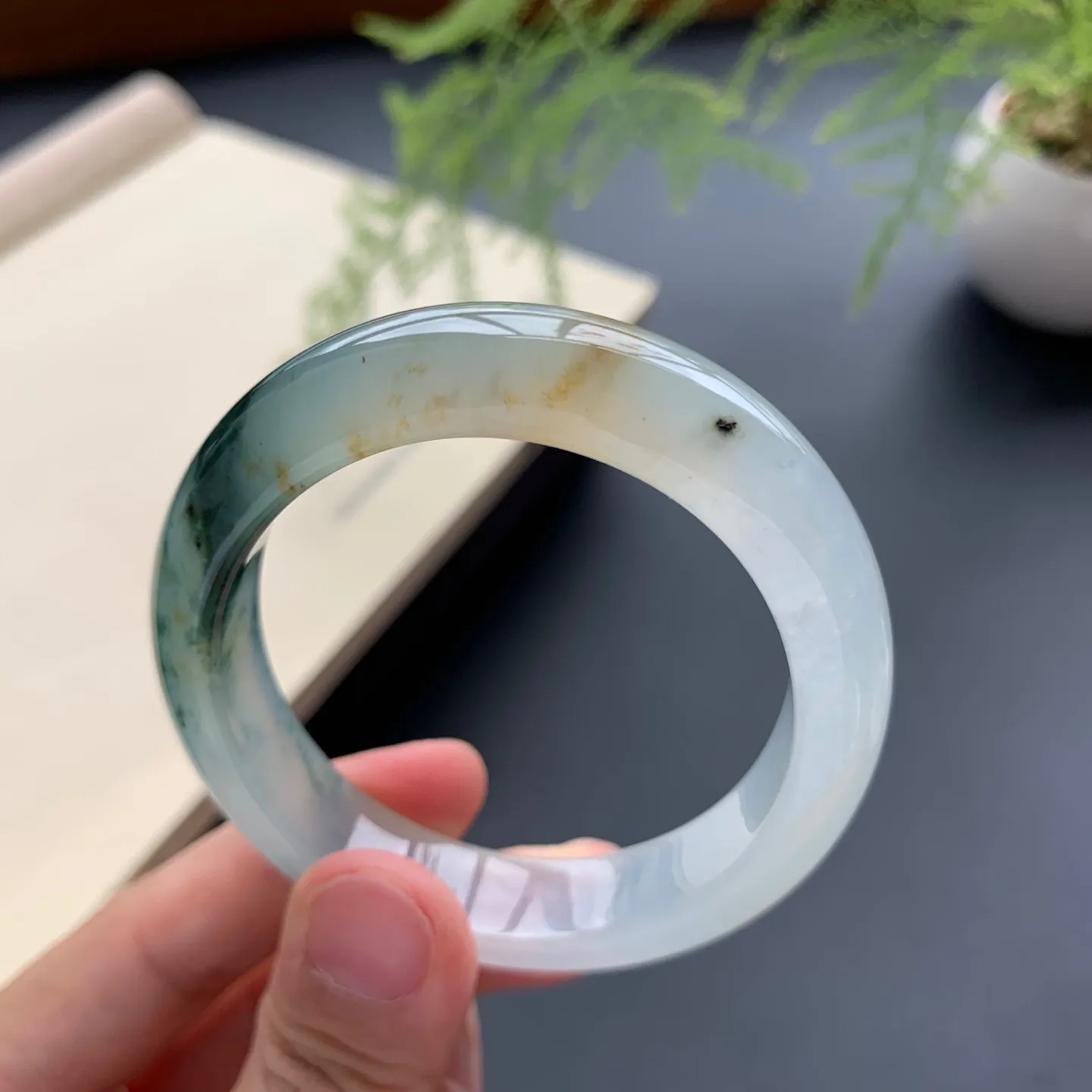 54.3圈口冰种飘花贵妃手镯 尺寸：54.3-46.8-11.5-7.5，无纹裂，水润起胶，花色浓郁