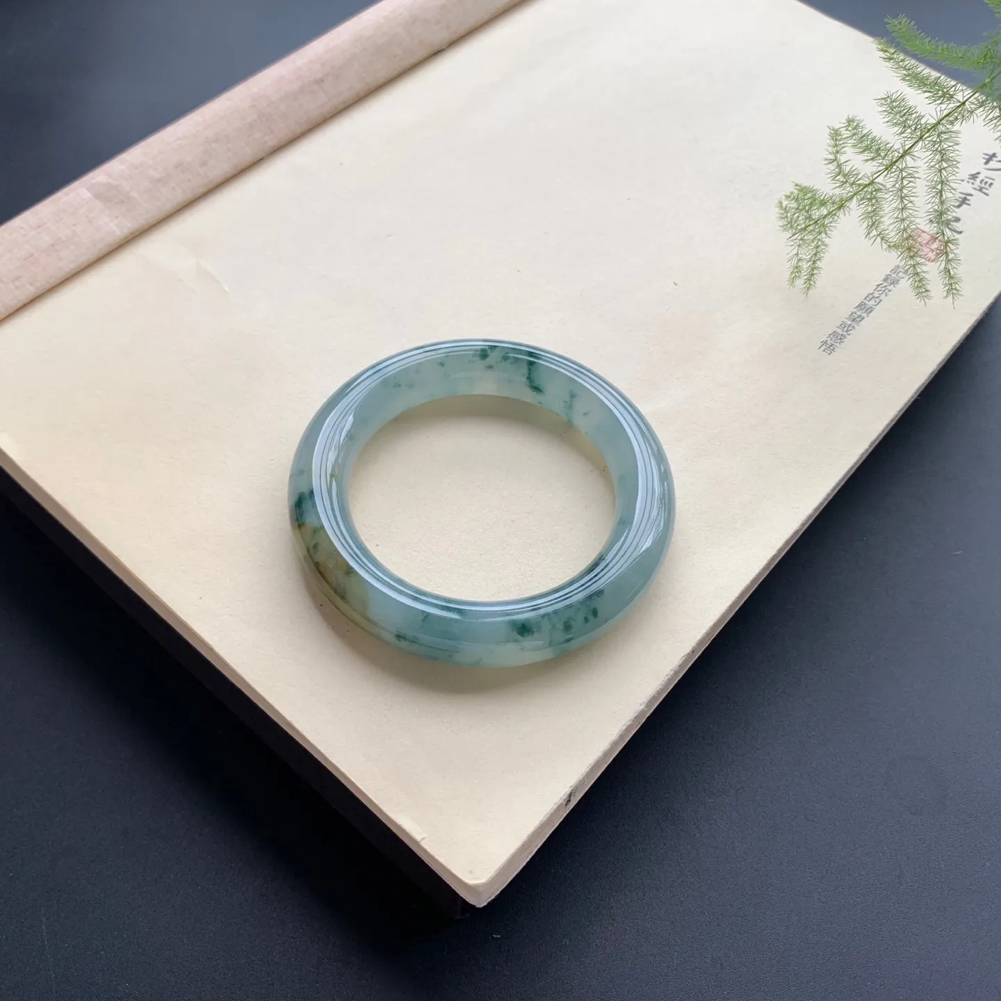 52圈口冰种飘花圆条手镯 尺寸：52-12，无纹裂，花色浓郁，条形饱满