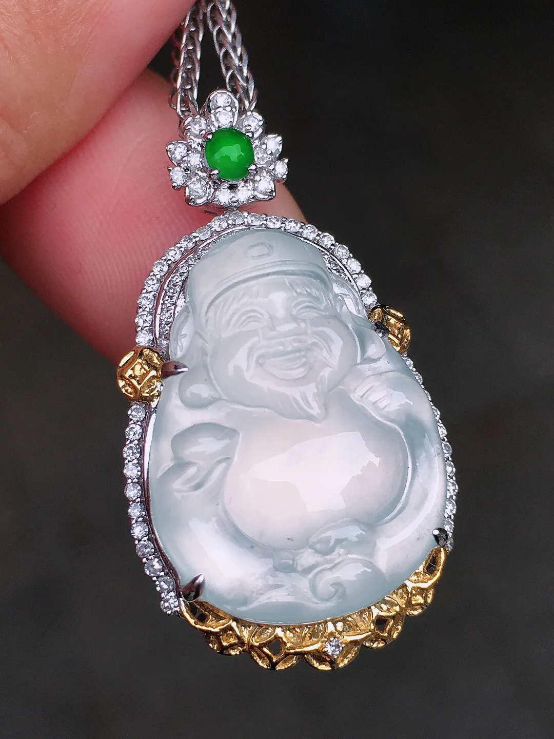 冰种【财神爷】吊坠，玉质细腻，荧光感超
强，饱满圆润，尽显优雅气质，18k
金豪华镶嵌