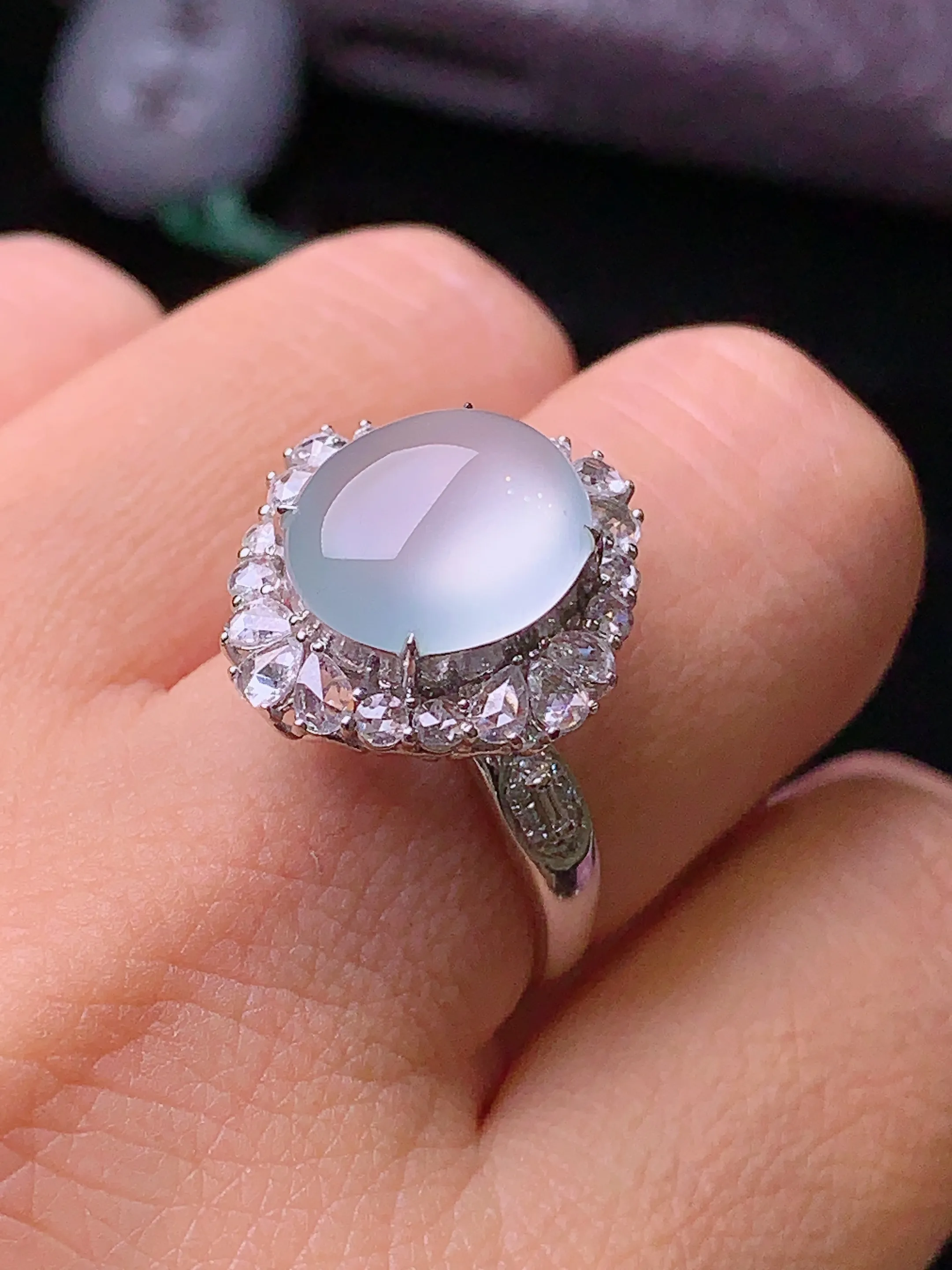 18k金钻镶嵌冰种蛋面戒指 玉质细腻 色泽艳丽 水润亮眼  圈14整体尺寸17.7*16.5*11.8