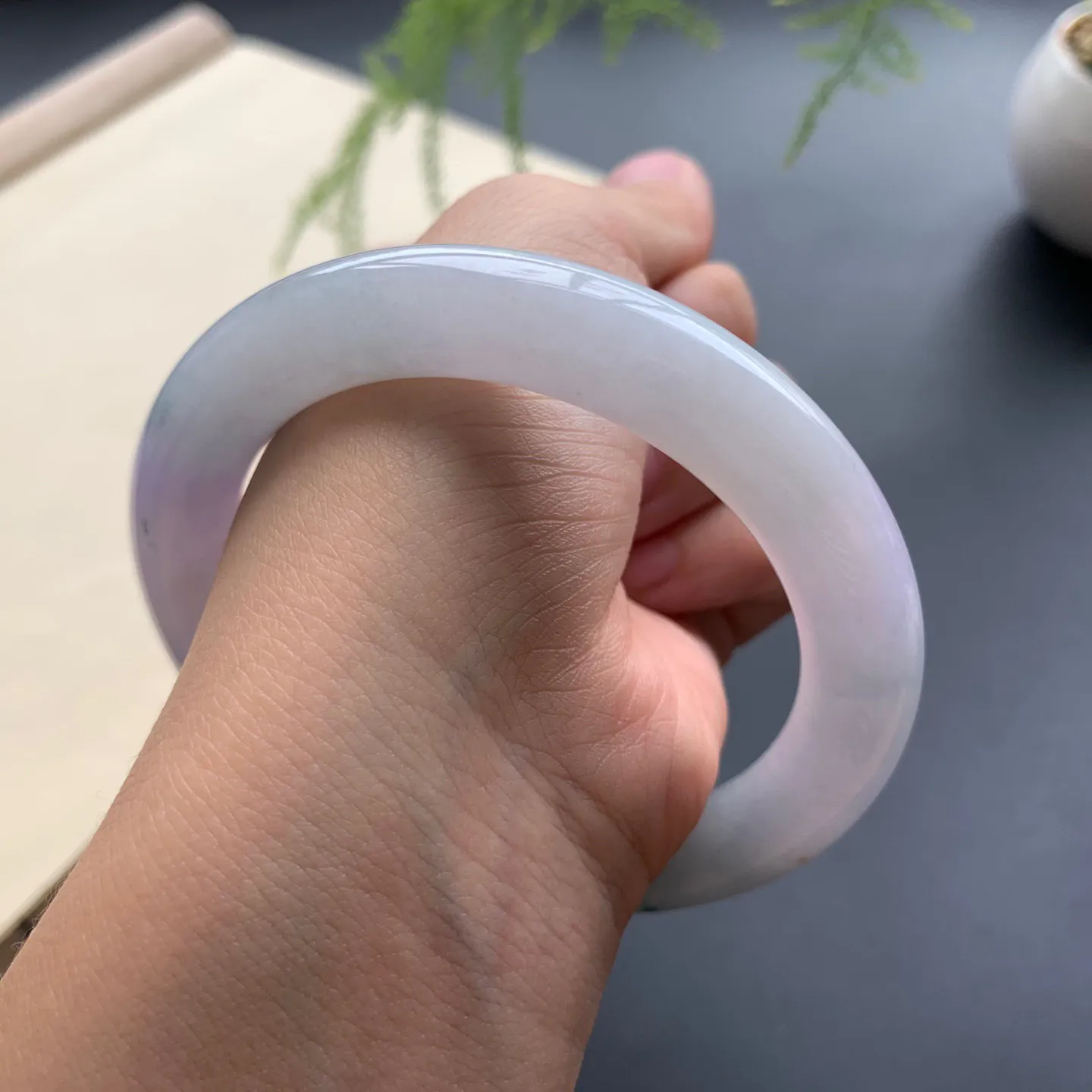 58圈口飘花圆条手镯 尺寸：58-11-10.8，细腻光滑，花色飘逸