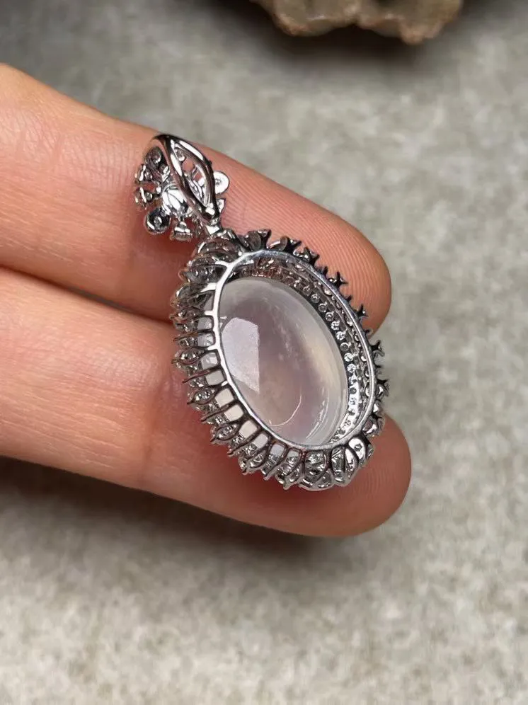 冰种鸽子蛋吊坠、真金真钻镶嵌，种水好，玉质细腻 .裸石尺寸 13.9*13.1