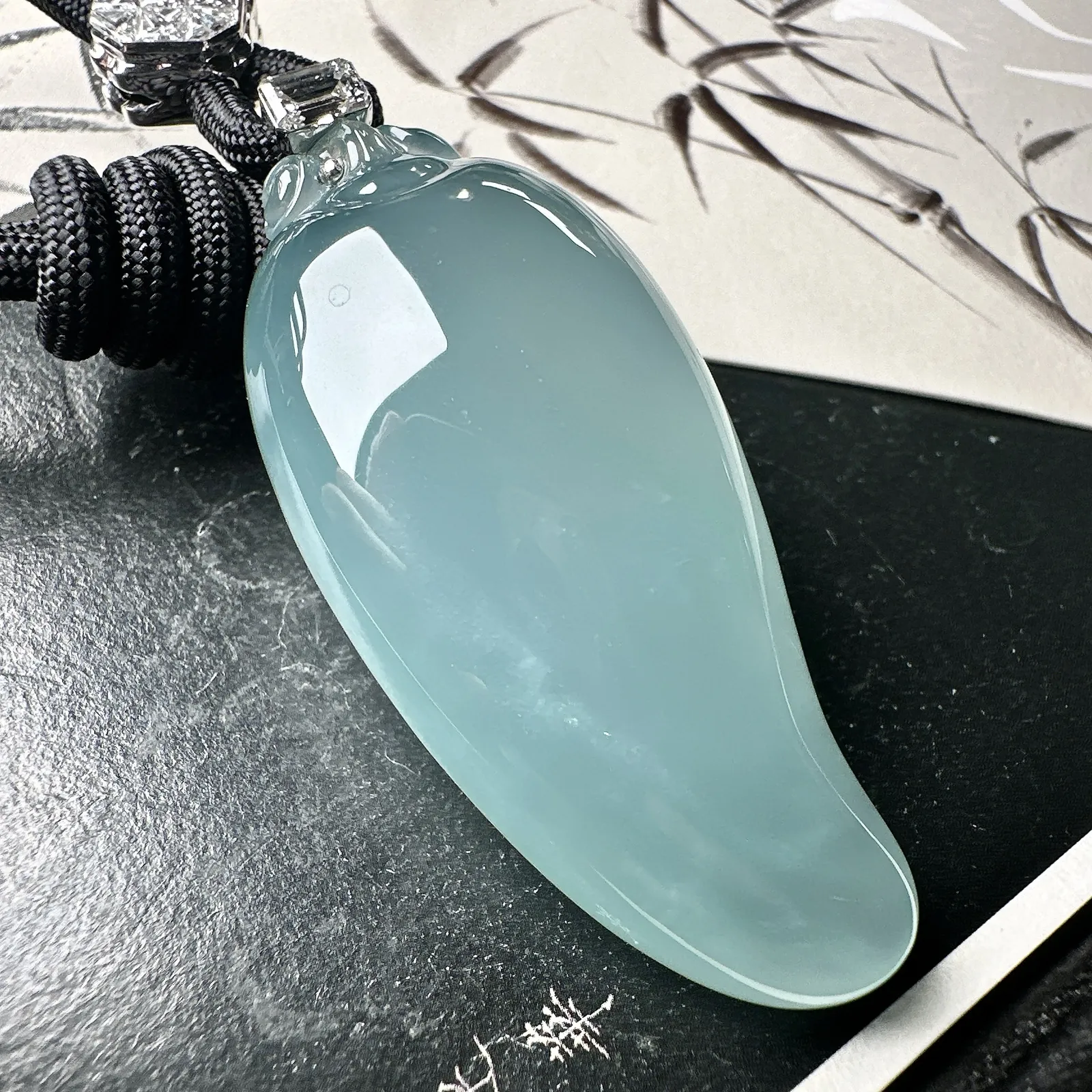 【冰种天空蓝大福瓜】质地冰润细腻，种老起光，收藏品质，18K金钻镶嵌，裸石尺寸53*24.6*15.