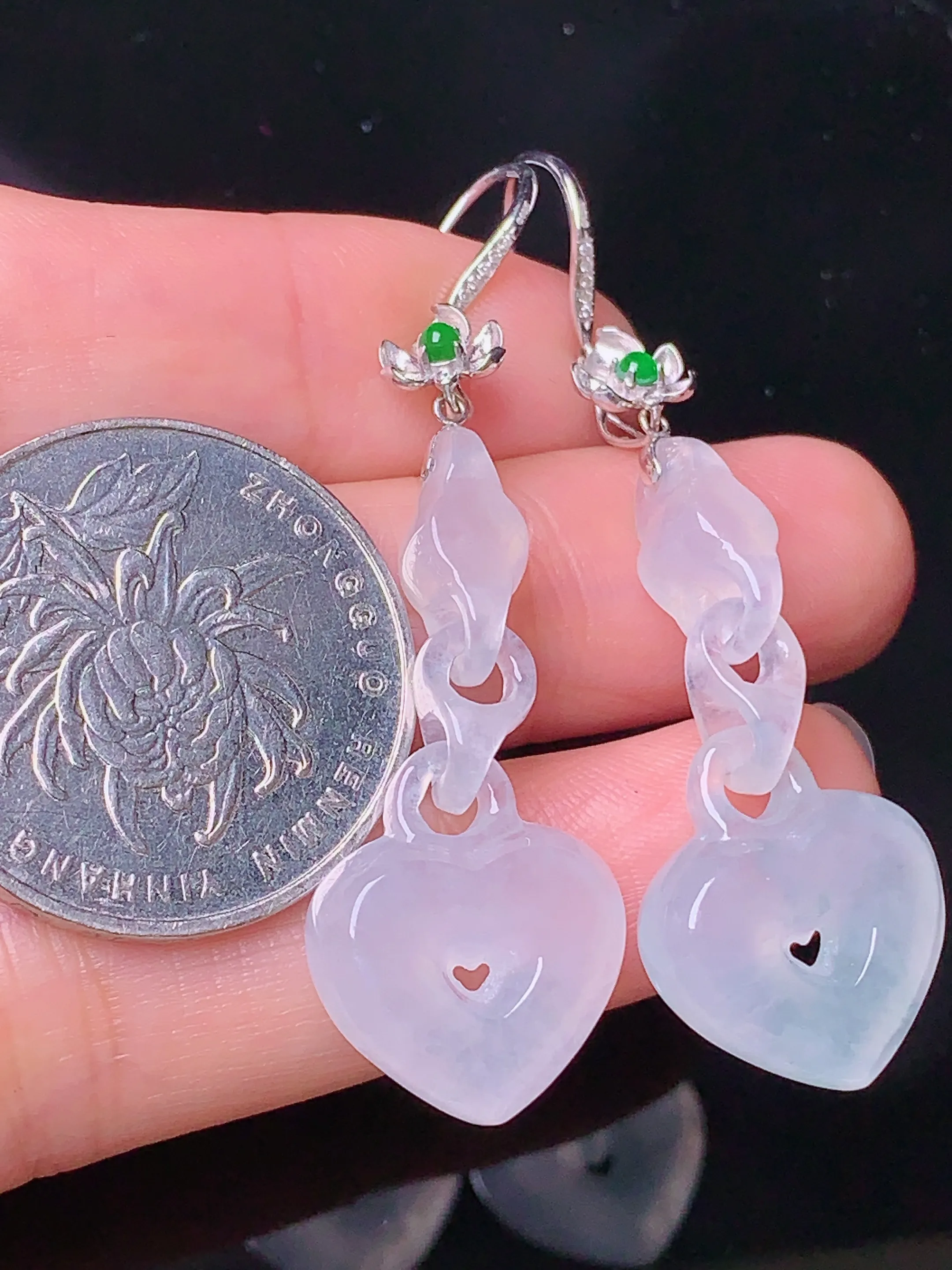 18k金钻镶嵌冰种同心锁耳坠 玉质细腻 色泽清新艳丽 整体尺寸54.3*15.5*5.7