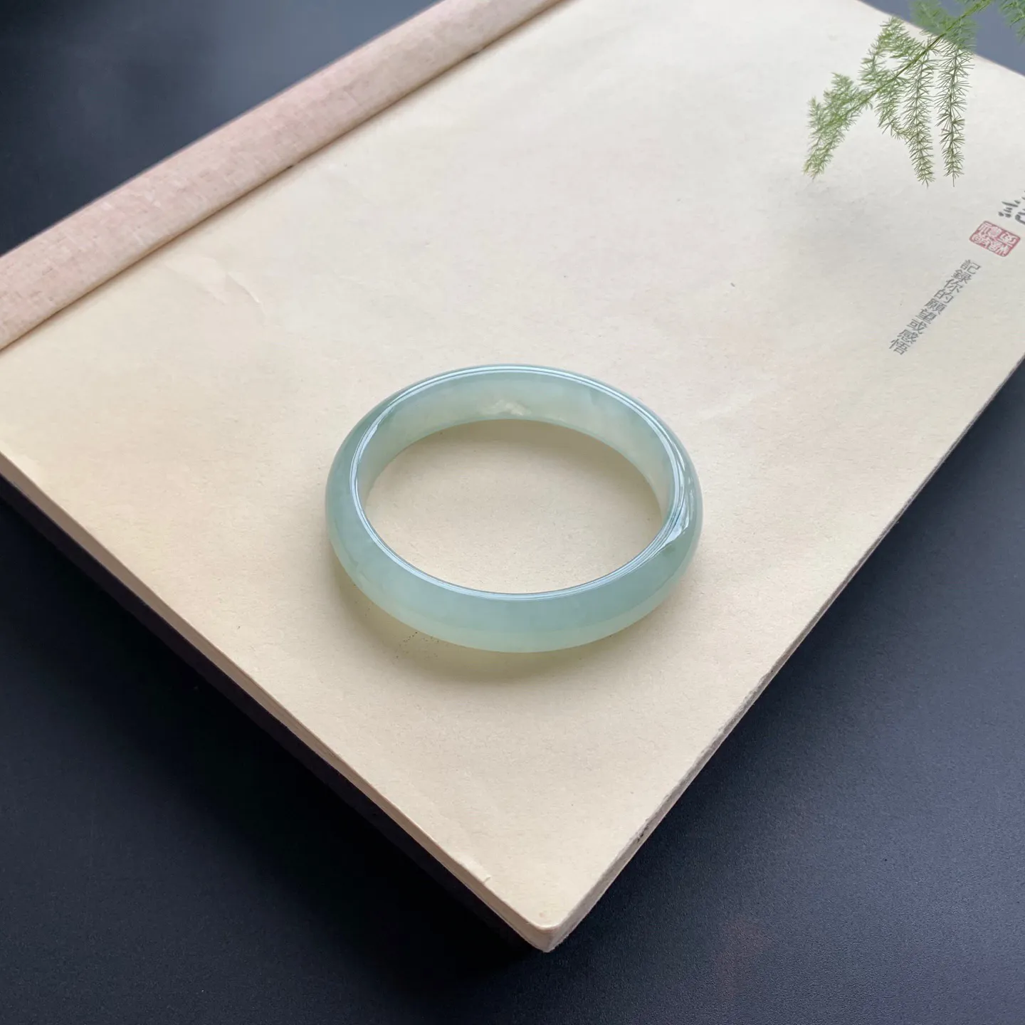 54.5圈口底色飘花贵妃手镯 尺寸：54.5-48-12.8-6.6，无纹裂，水润起胶，色泽亮丽