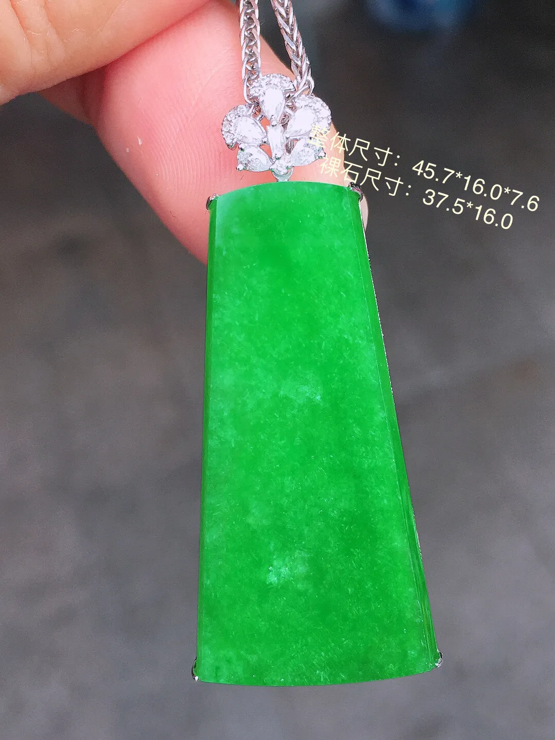 阳绿无事牌吊坠，色泽均匀艳丽，玉质细腻，荧光感超
强，饱满圆润，尽显优雅气质，18k
金豪华镶嵌