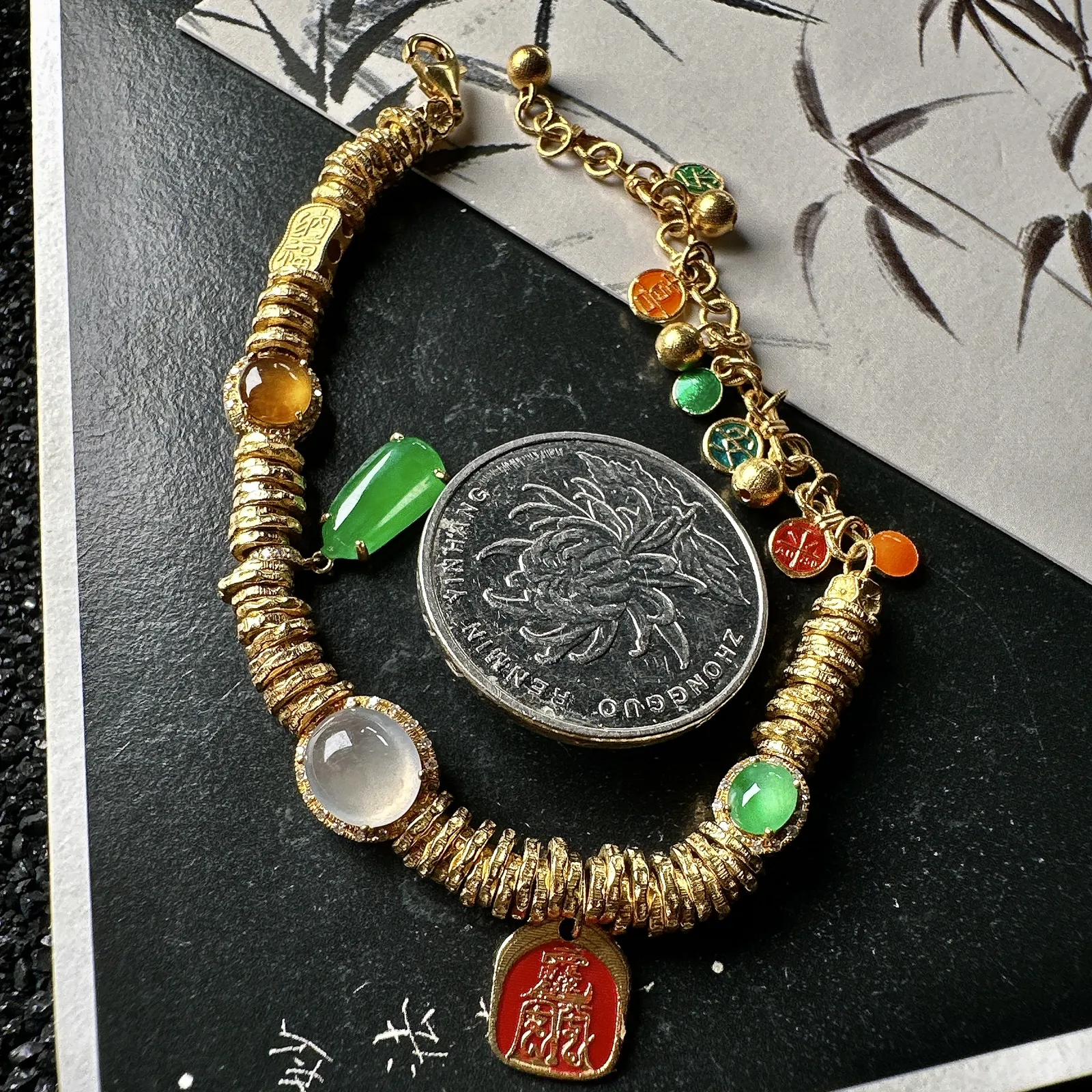 【冰种多种元素盘缠手链】颗颗冰透，饱满圆润，光泽闪耀，流行款，18K金钻镶嵌，其中一颗裸石尺寸7.7*6.8*4.8毫米