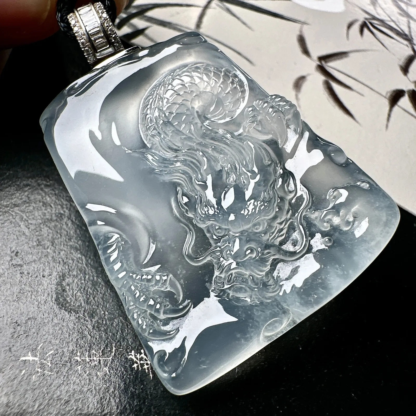 【冰种龙牌】冰润细腻，冰感好，质地很不错。雕工精细，佩戴效果好，18k金钻镶嵌，裸石尺寸44*35.4*6.8毫米