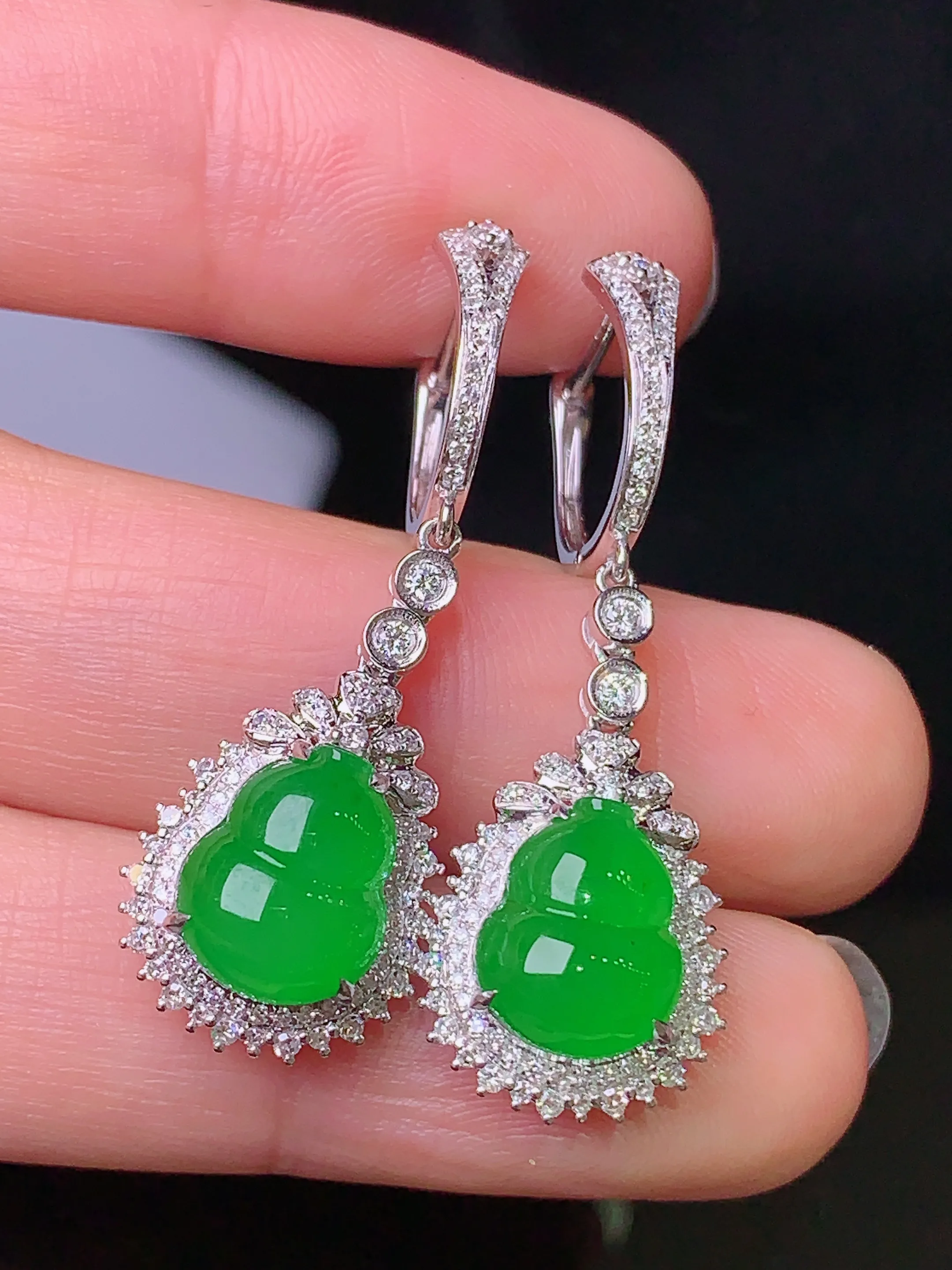 18k金钻镶嵌满绿葫芦耳坠 玉质细腻 色泽清新艳丽 整体尺寸37.5*12.6*8.5