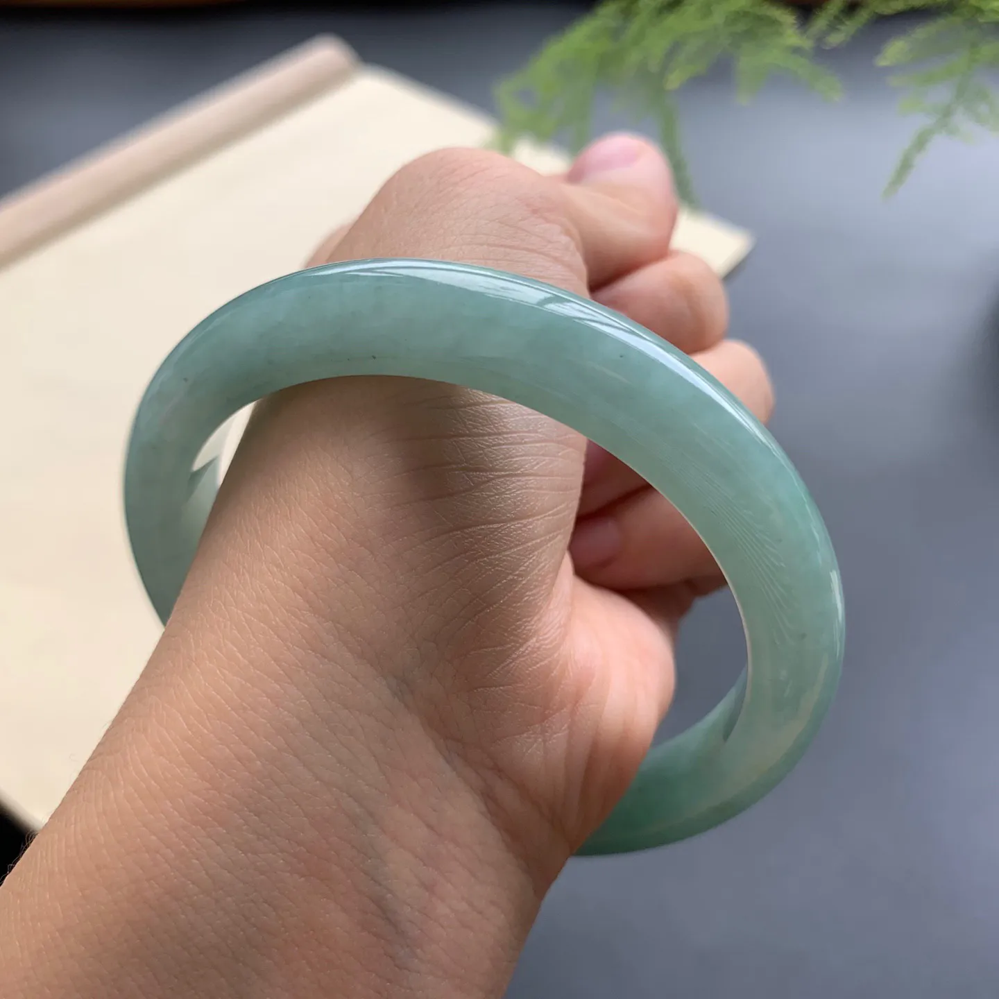 60.5圈口油绿正圈手镯 尺寸：60.5-11.3-9，无纹裂，细腻光滑，色泽均匀