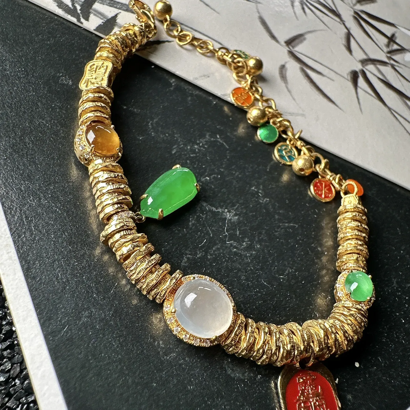 【冰种多种元素盘缠手链】颗颗冰透，饱满圆润，光泽闪耀，流行款，18K金钻镶嵌，其中一颗裸石尺寸7.7*6.8*4.8毫米