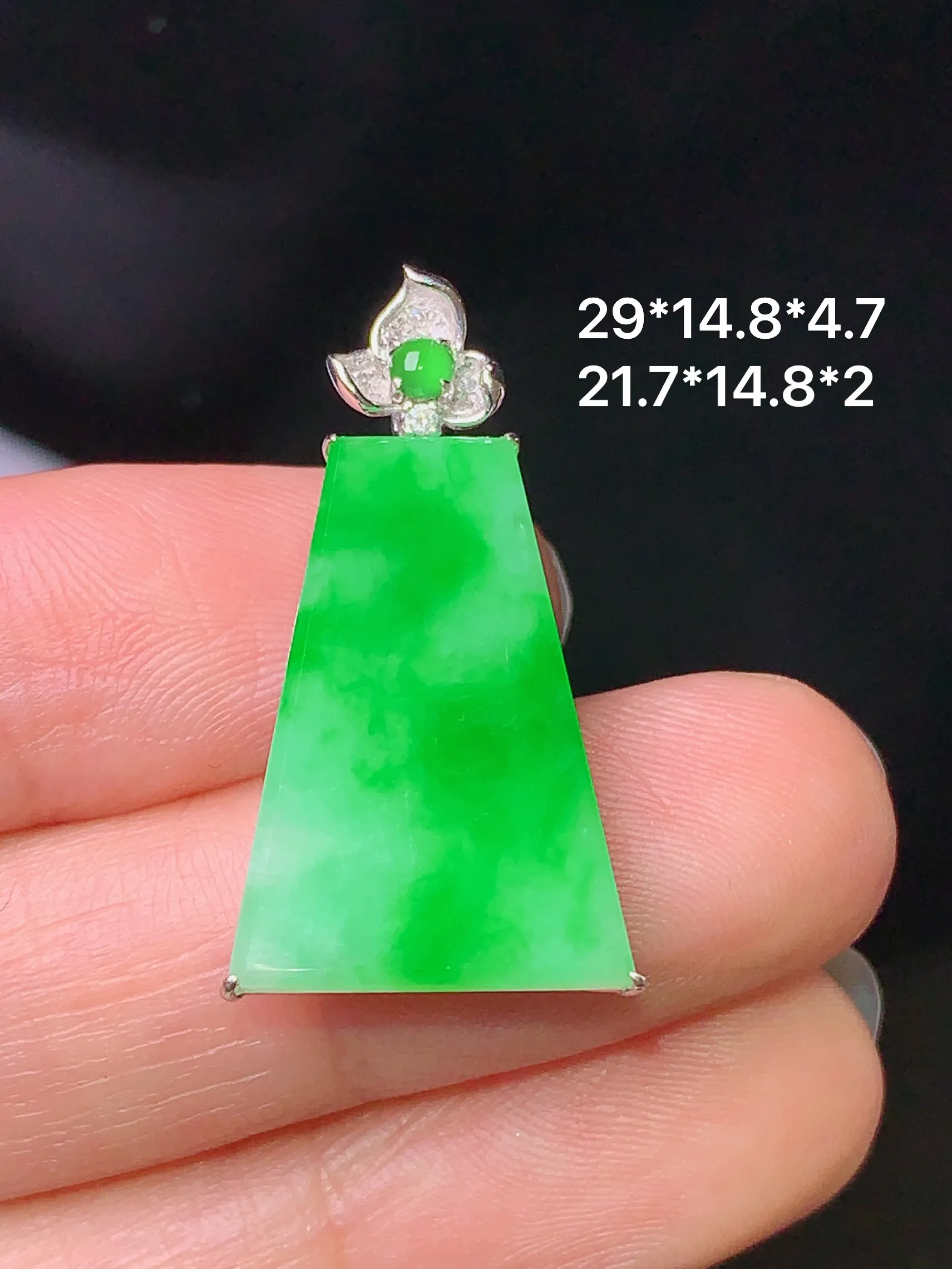 18k金钻镶嵌翠绿无事牌吊坠 玉质细腻 色泽清新艳丽 整体尺寸29*14.8*4.7