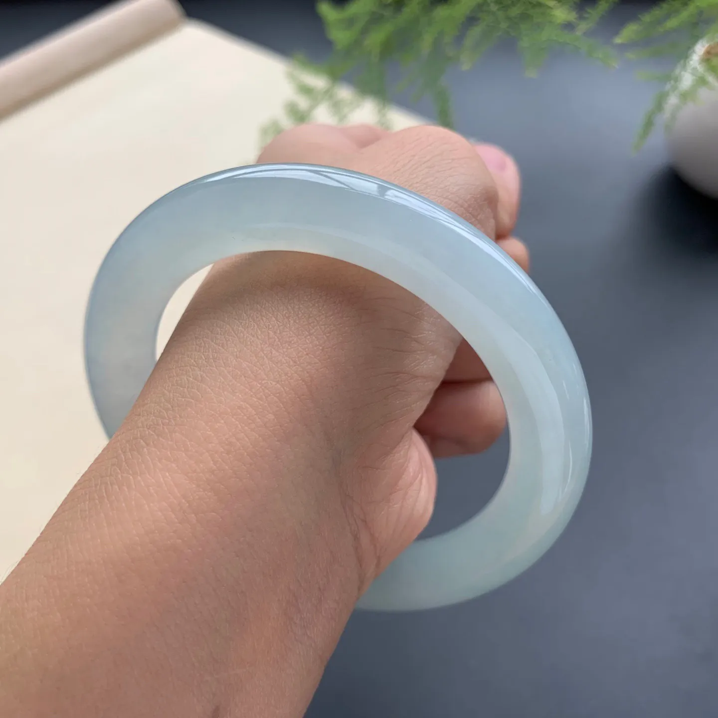 57圈口冰晴底圆条手镯 尺寸：57-11，水润起胶，色泽亮丽