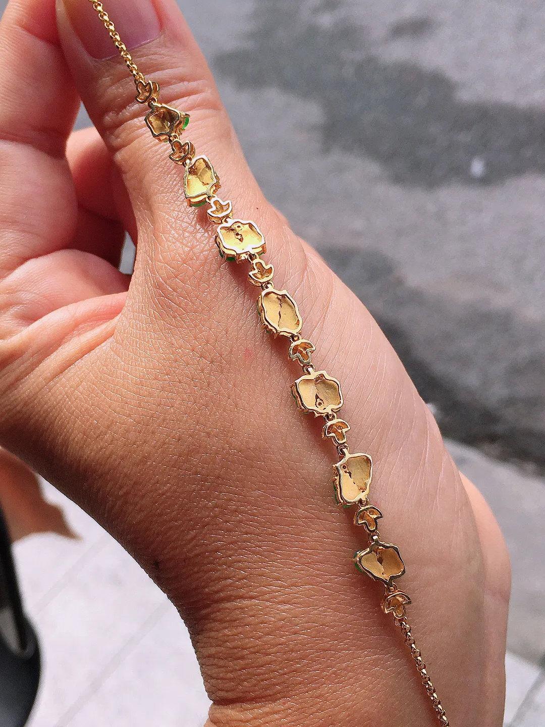 阳绿葫芦手链，色泽均匀艳丽，玉质细腻，荧光感超
强，饱满圆润，尽显优雅气质，18k
金豪华镶嵌